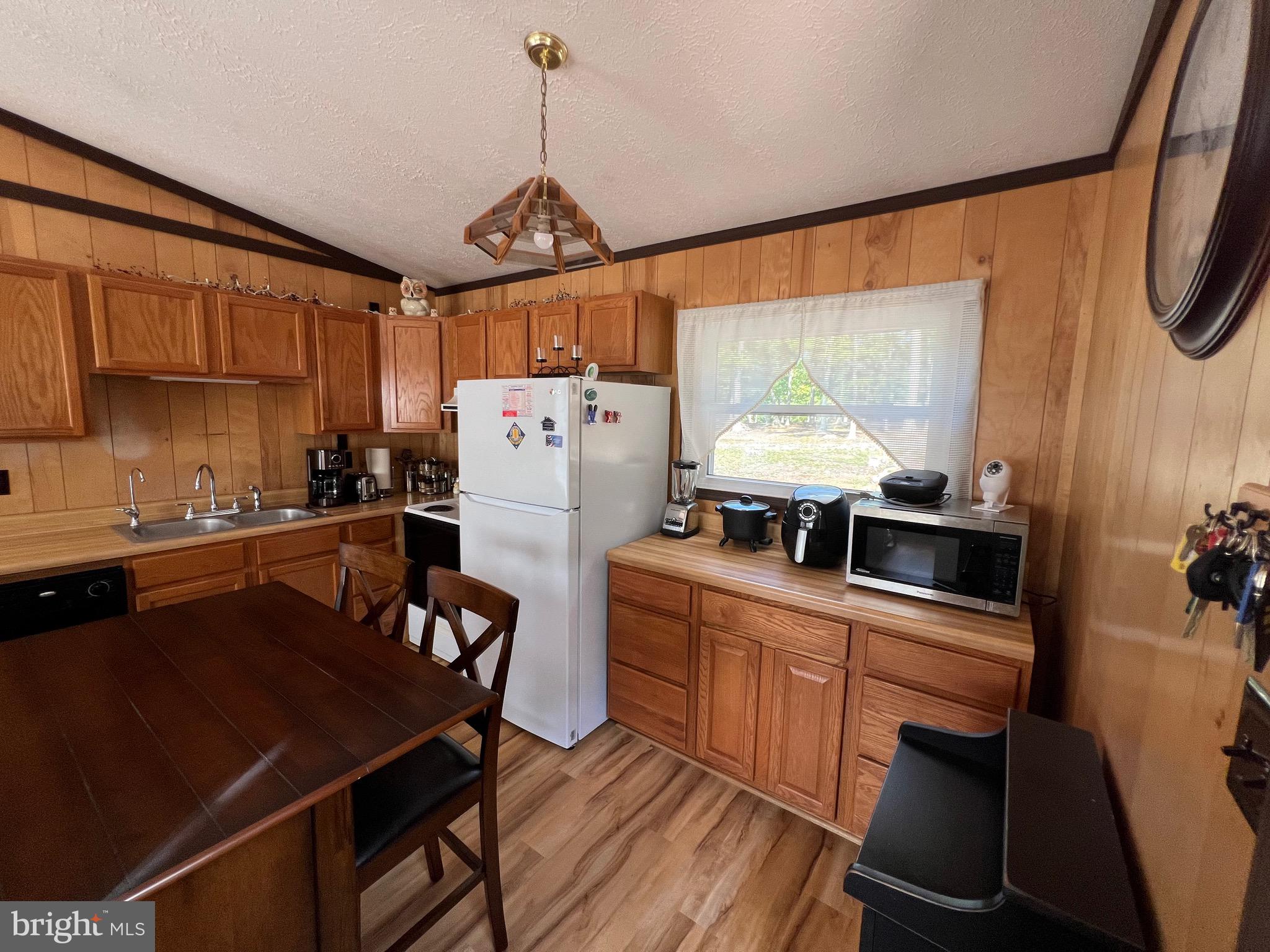 LITTLE MOUNTAIN ESTATES - Residential