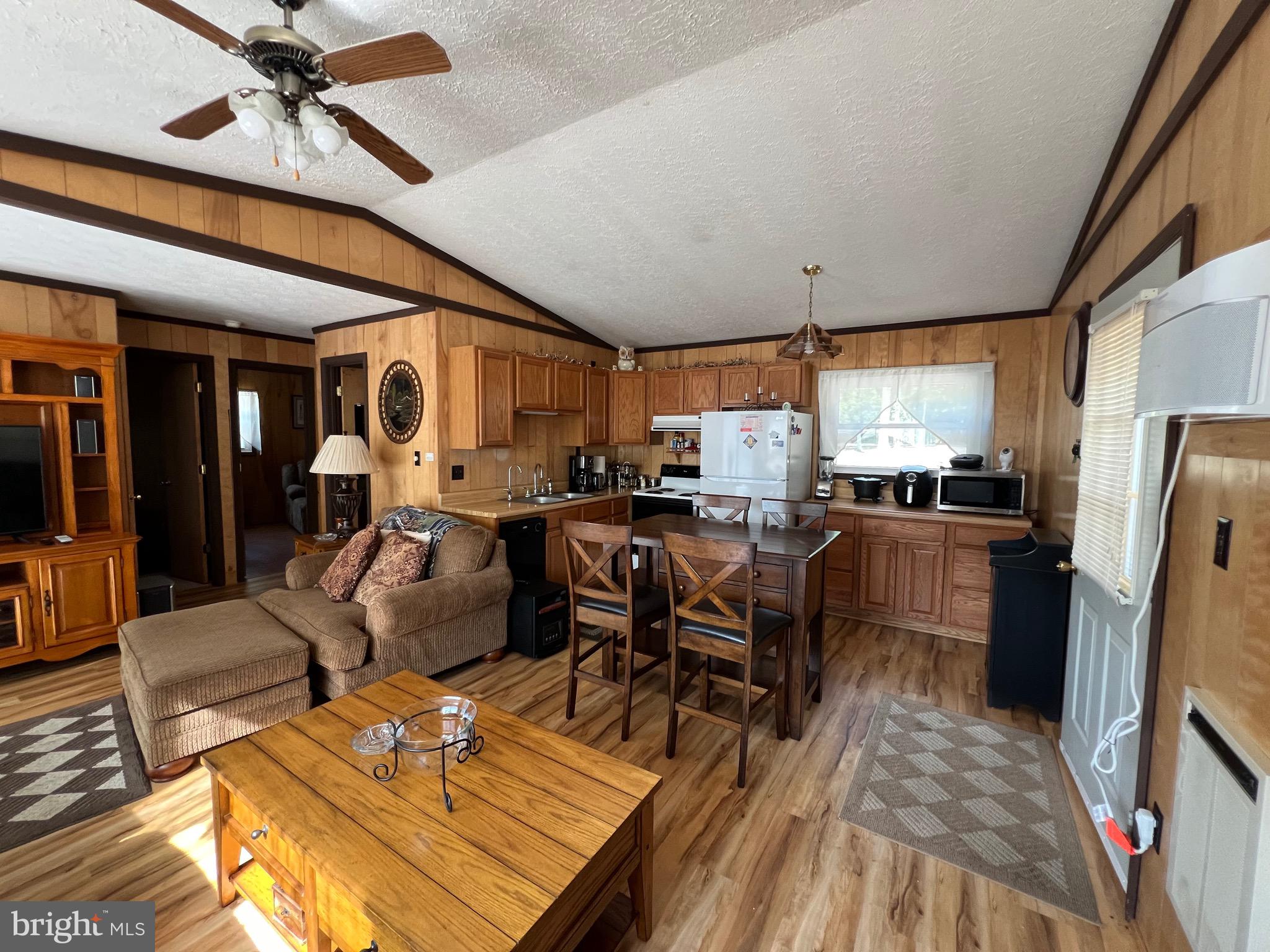 LITTLE MOUNTAIN ESTATES - Residential