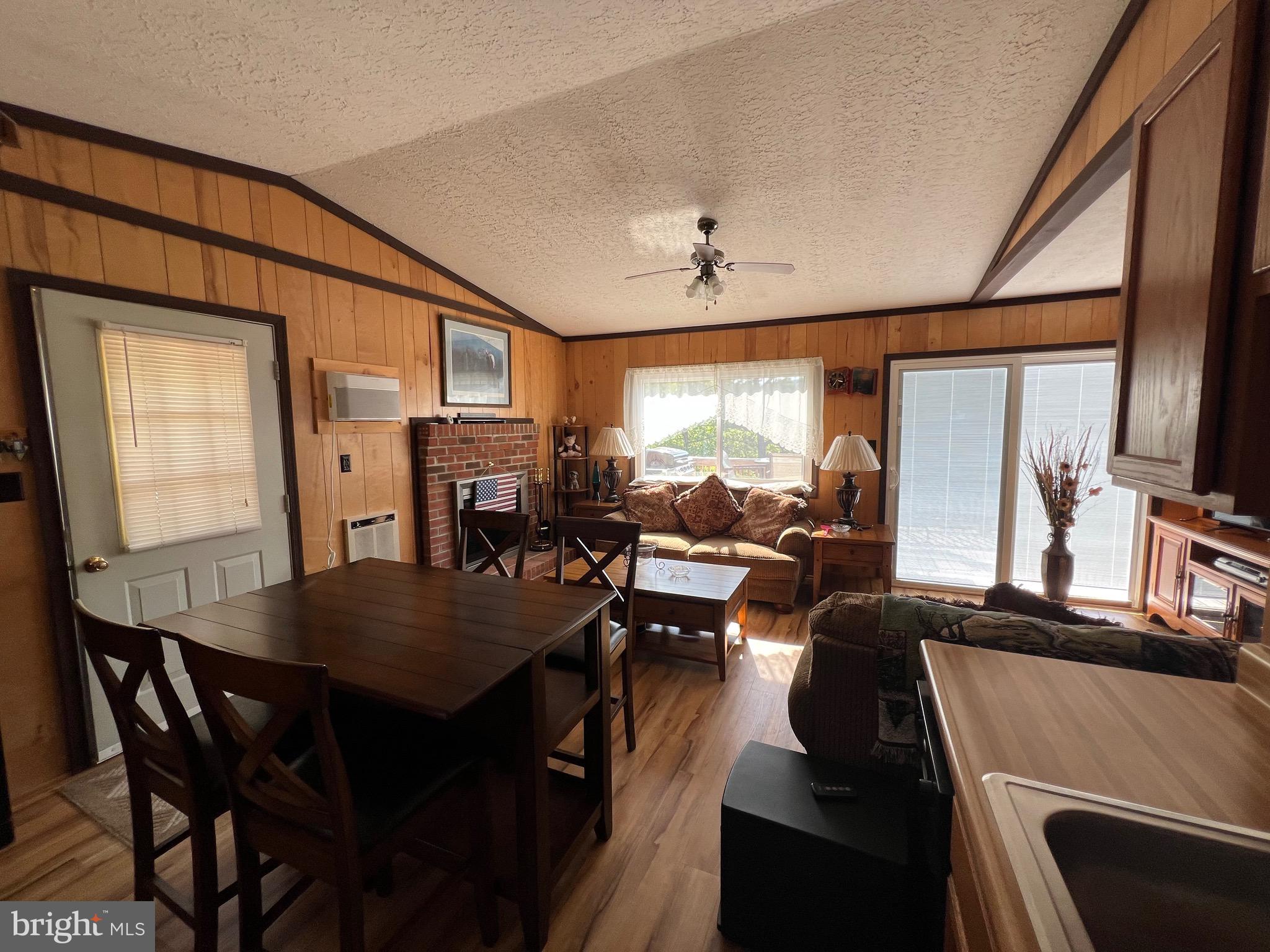 LITTLE MOUNTAIN ESTATES - Residential