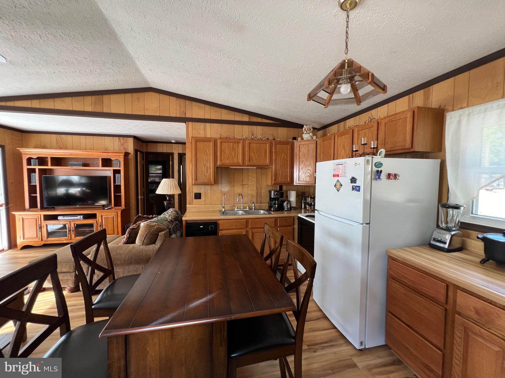 LITTLE MOUNTAIN ESTATES - Residential