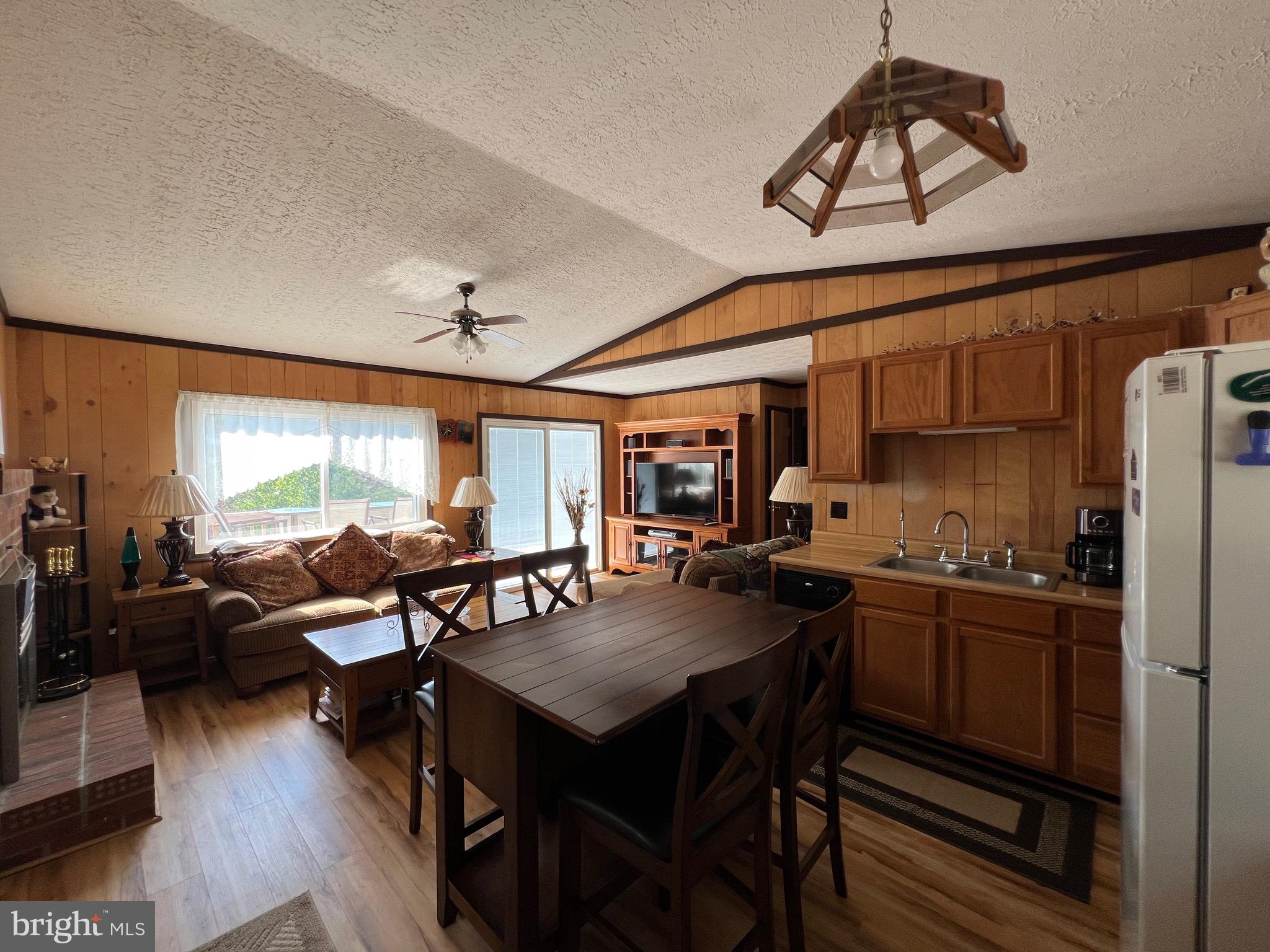 LITTLE MOUNTAIN ESTATES - Residential