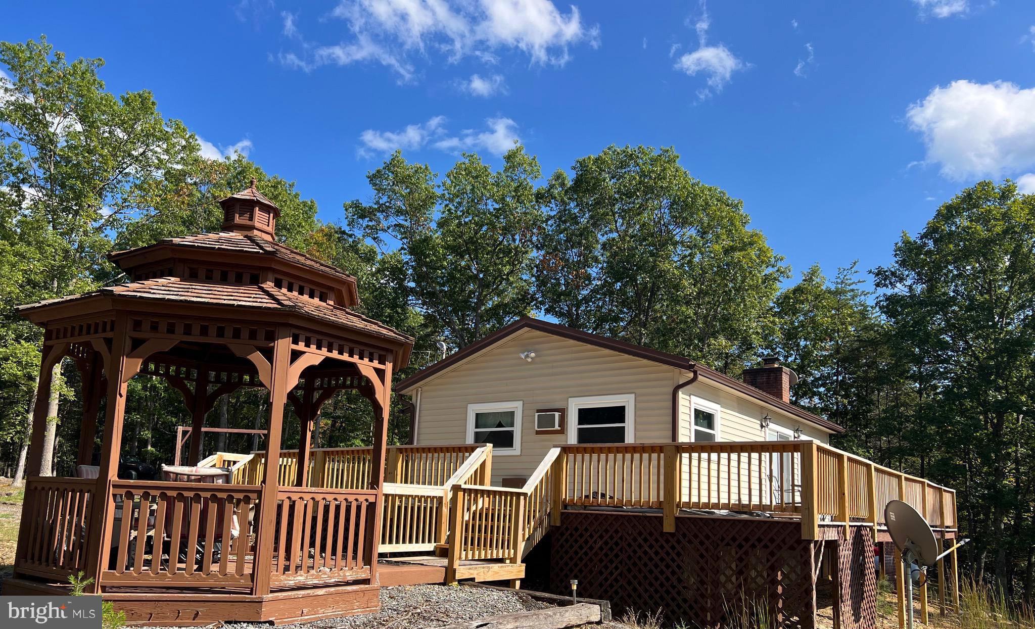 LITTLE MOUNTAIN ESTATES - Residential