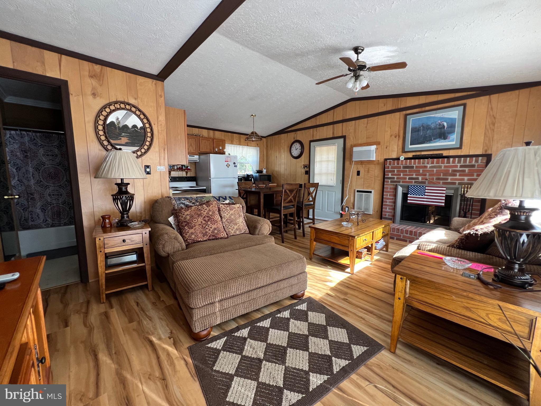 LITTLE MOUNTAIN ESTATES - Residential