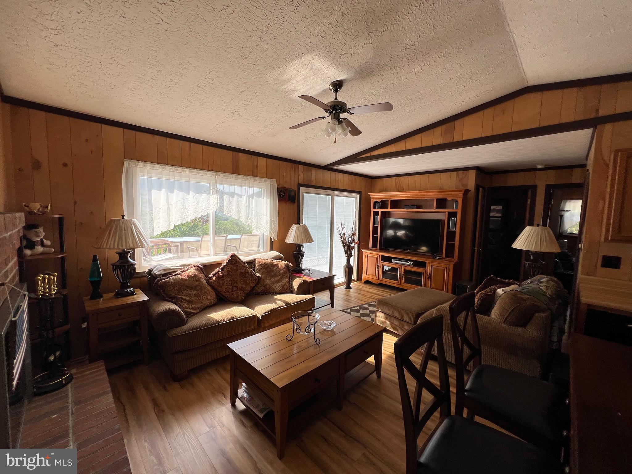 LITTLE MOUNTAIN ESTATES - Residential