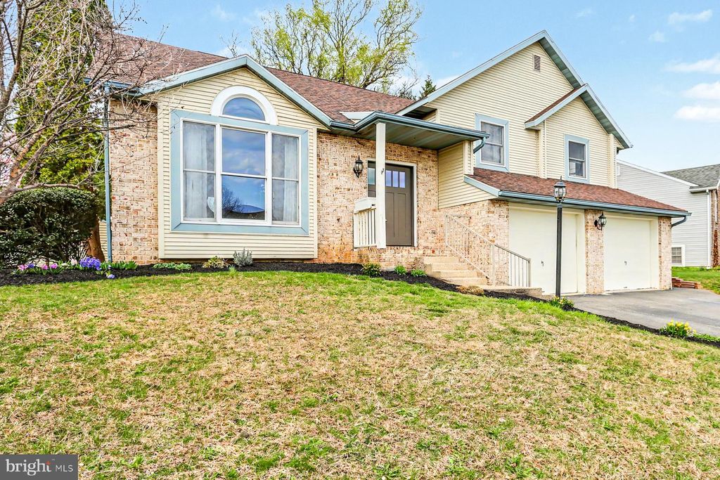 Photo of 202 Roosevelt Circle, EPHRATA, PA 17522 (MLS # PALA2085584)