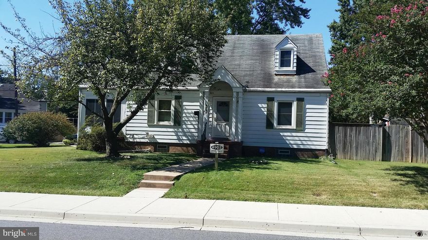 A NICE DETACHED 4 BEDROOM, 2 FULLBATH  HOME, PERFECT FOR SMALL FAMILY OR A GREAT RENTAL PROPERTY. KITCHEN WITH DINING rOOM, SEPARATE DINING ROOM, NICE YARD AND PRIVATE PARKING. CLOSE TO SHOPPING MALLS, SCHOOLS AND TRANSPORTATION. NEEDS SOME TLC, IS Being sold "AS-IS", Close to  University of Maryland Campus.