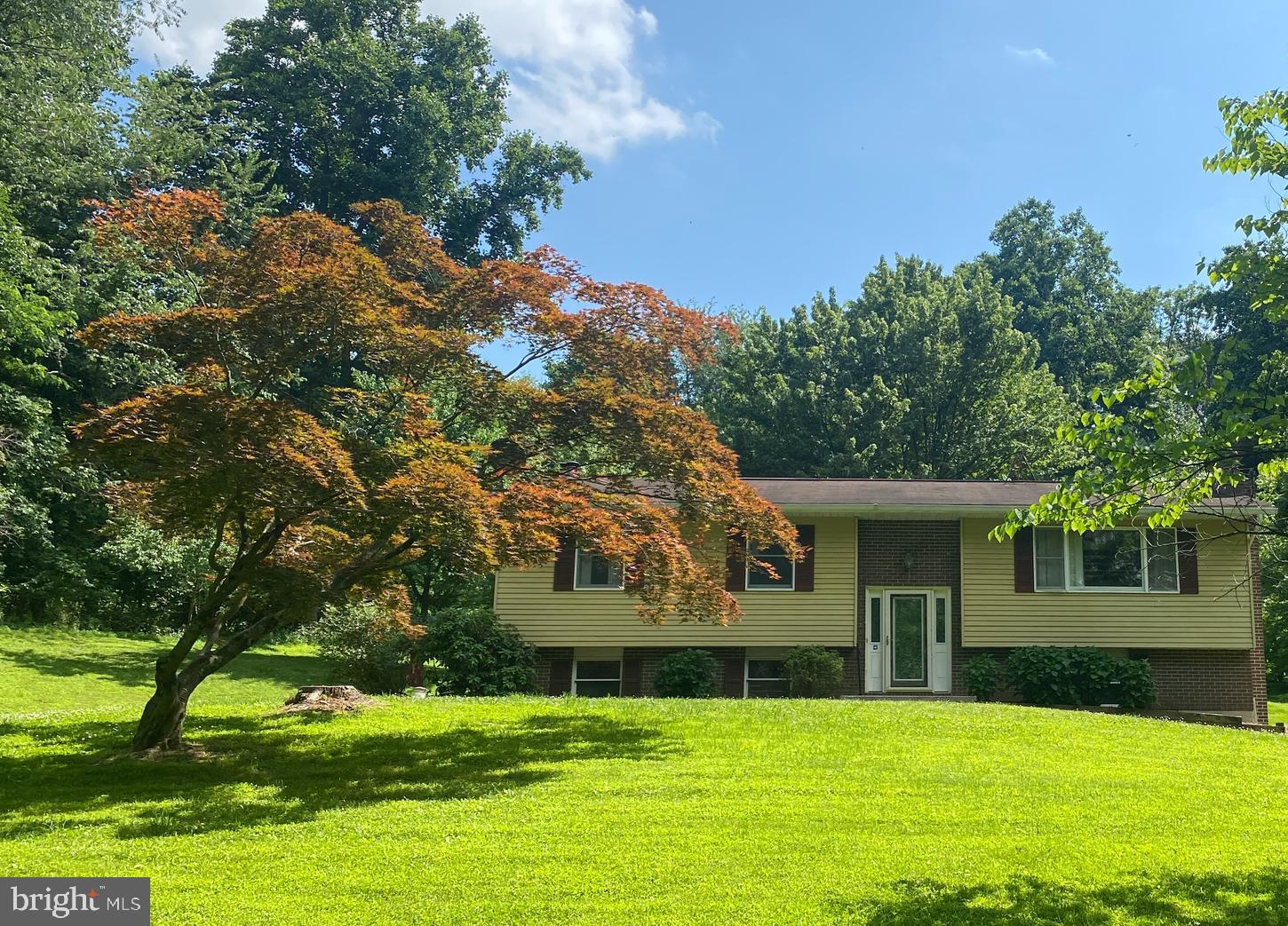 This cute, split foyer home is looking for a new owner! It sits on 4.83 acres and has a great floor plan to work with. Bring your personal touches and make it your own!