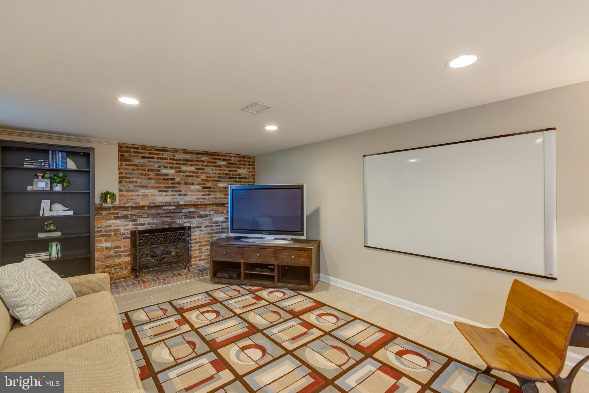 COUNTRY CLUB HILLS - Residential