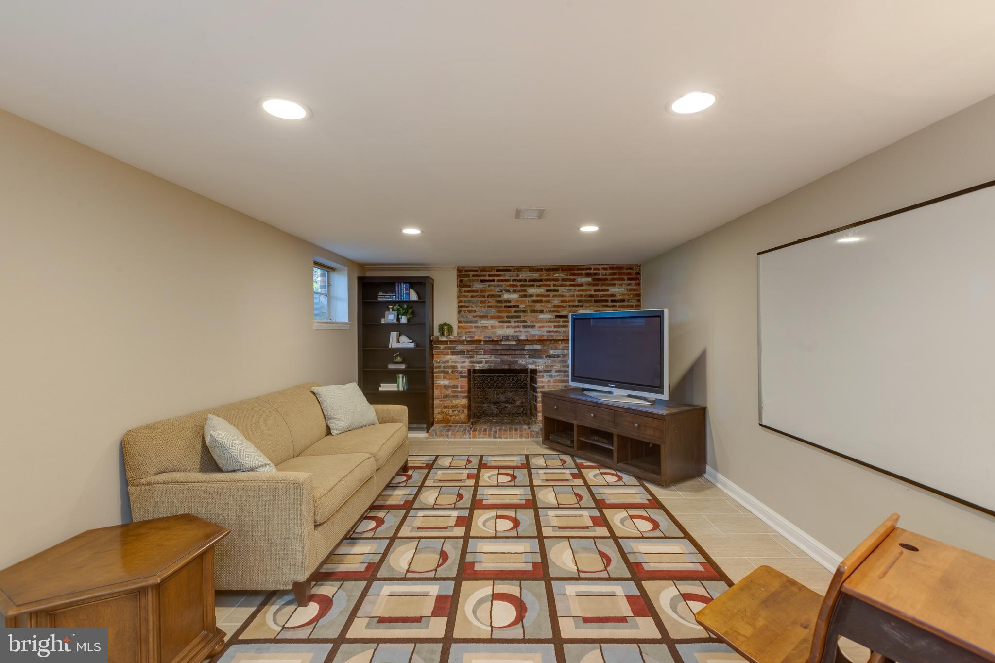 COUNTRY CLUB HILLS - Residential