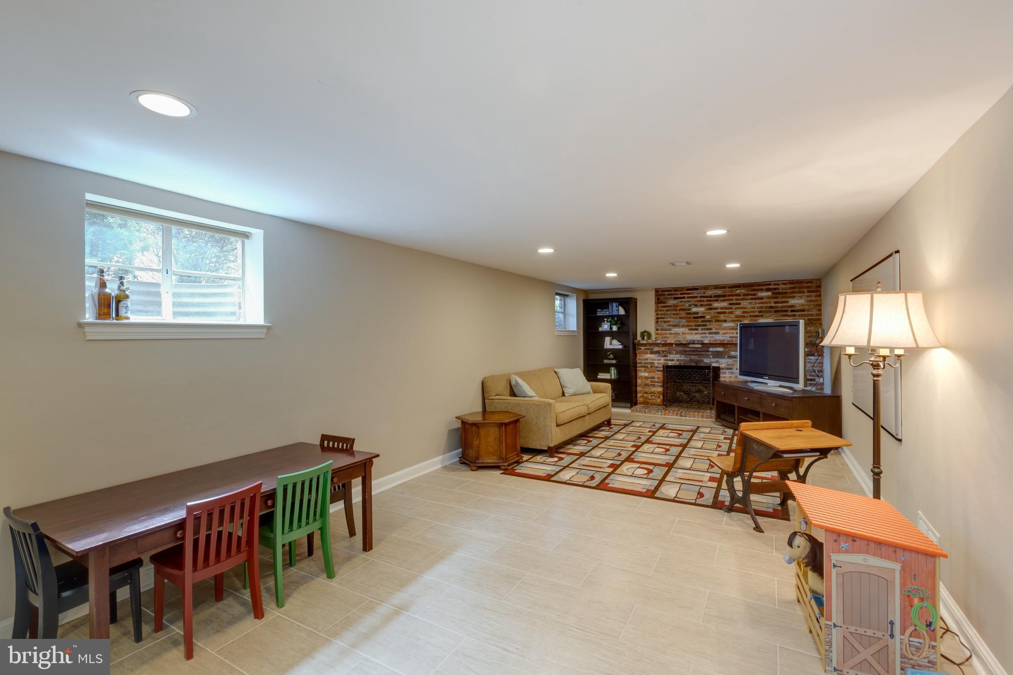 COUNTRY CLUB HILLS - Residential