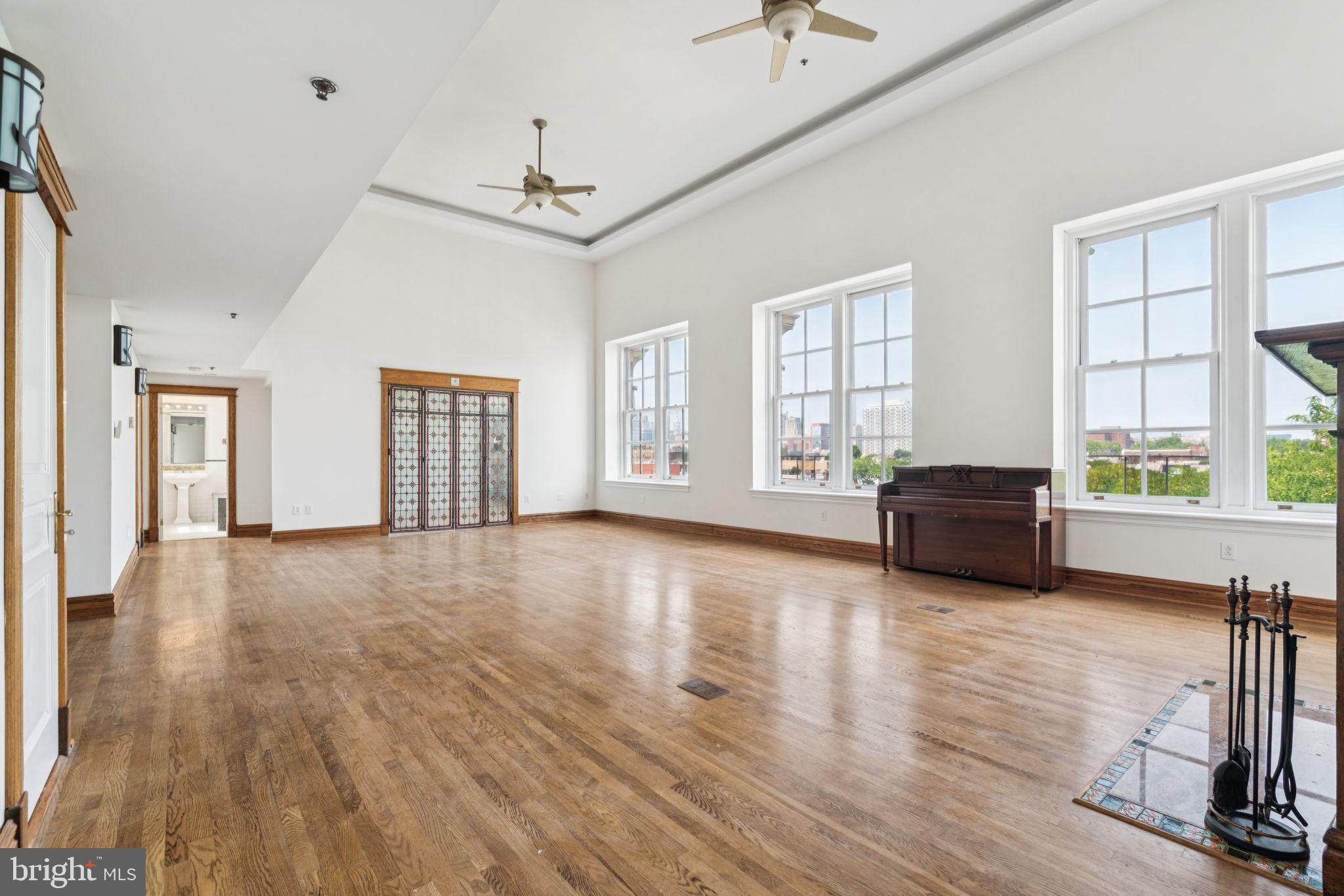 QUEEN VILLAGE - Residential