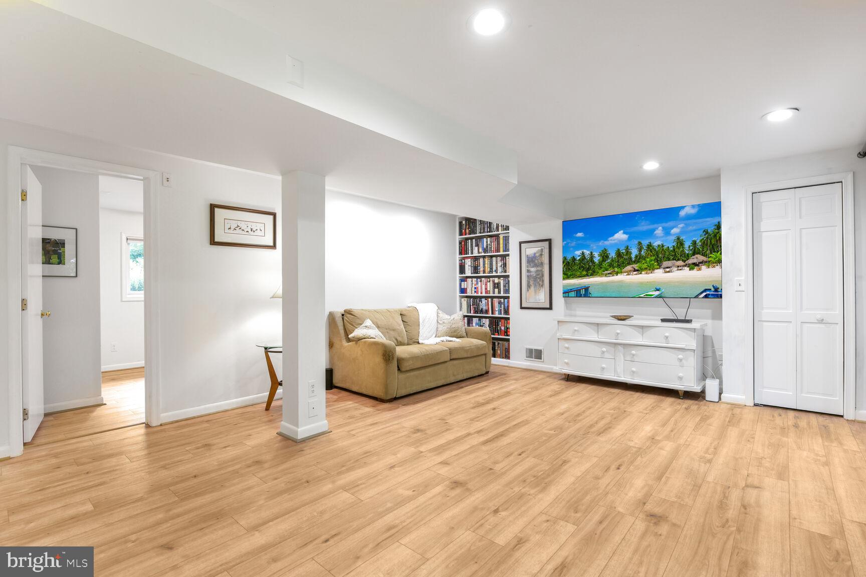 CARDEROCK SPRINGS - Residential