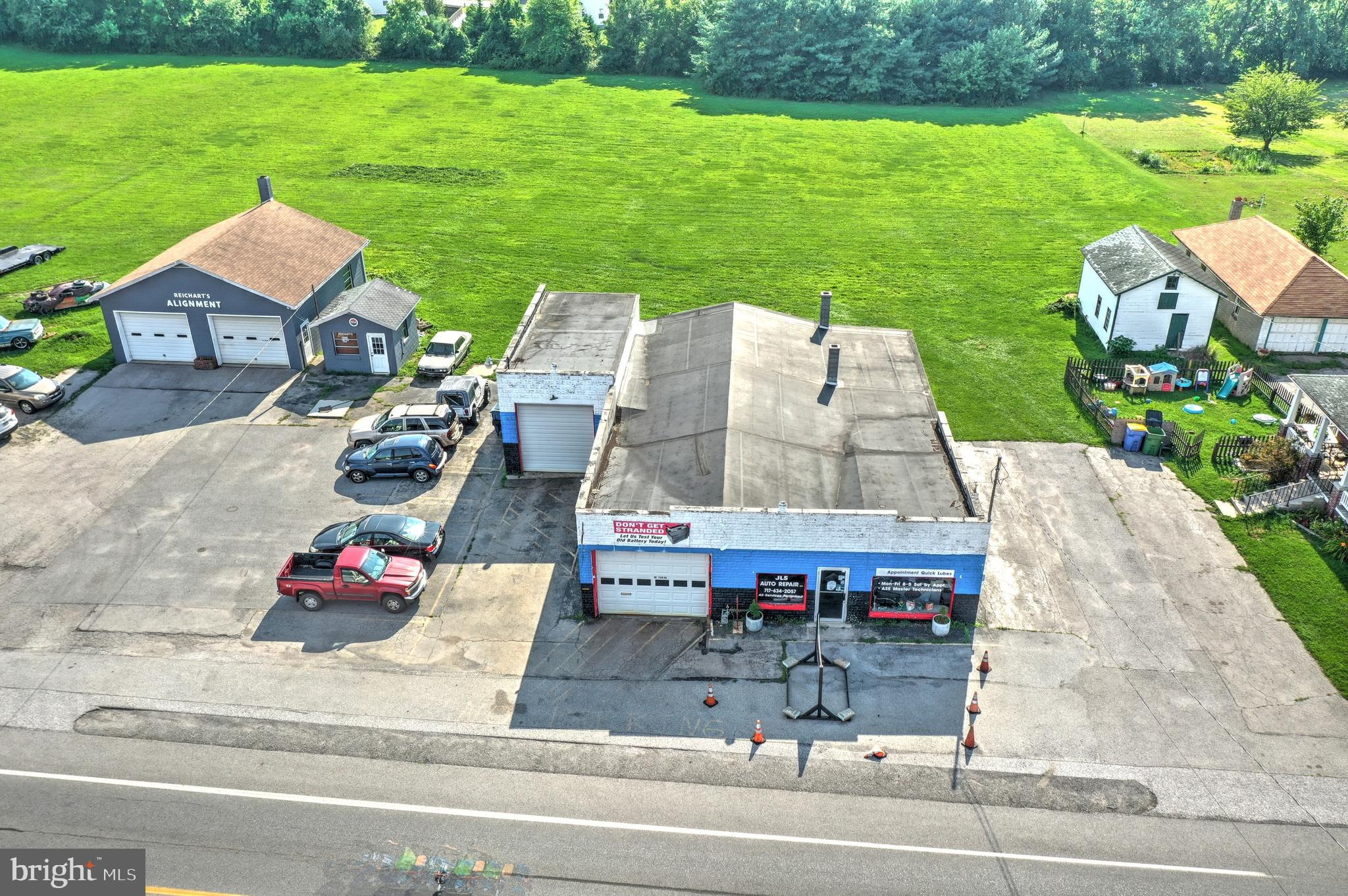 Main image without alt text