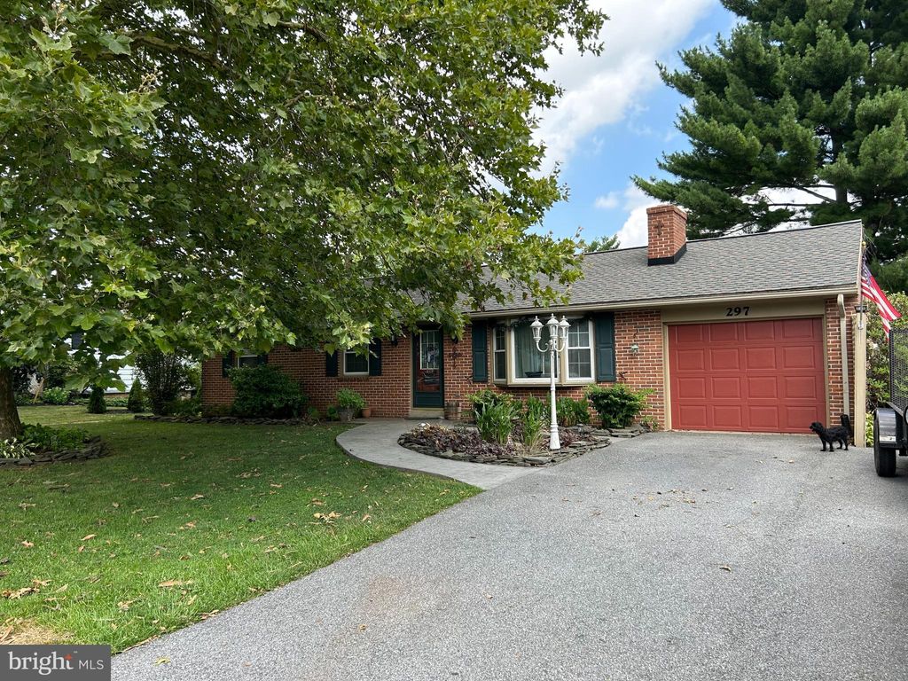Photo of 297 BAREVIEW DR, LEOLA, PA 17540 (MLS # PALA2038494)