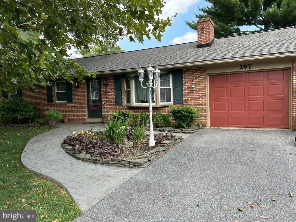 Photo of 297 BAREVIEW DR, LEOLA, PA 17540 (MLS # PALA2038494)