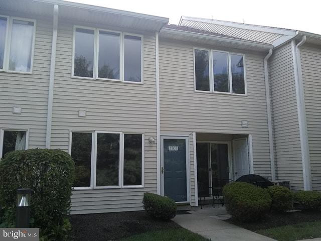 Great location in the desirable Montgomery Place Community! Features include a bright great room opens up to the kitchen and dining room - fantastic open floor plan makes for great entertaining! The spacious master BR suite features a large walk-in-closet. Powder room and laundry area. The HOA provides a wonderful clubhouse with fitness rooms and pool! Convenient to shopping, amenities and major commuter roads. It's ready to show and you can move right in!
