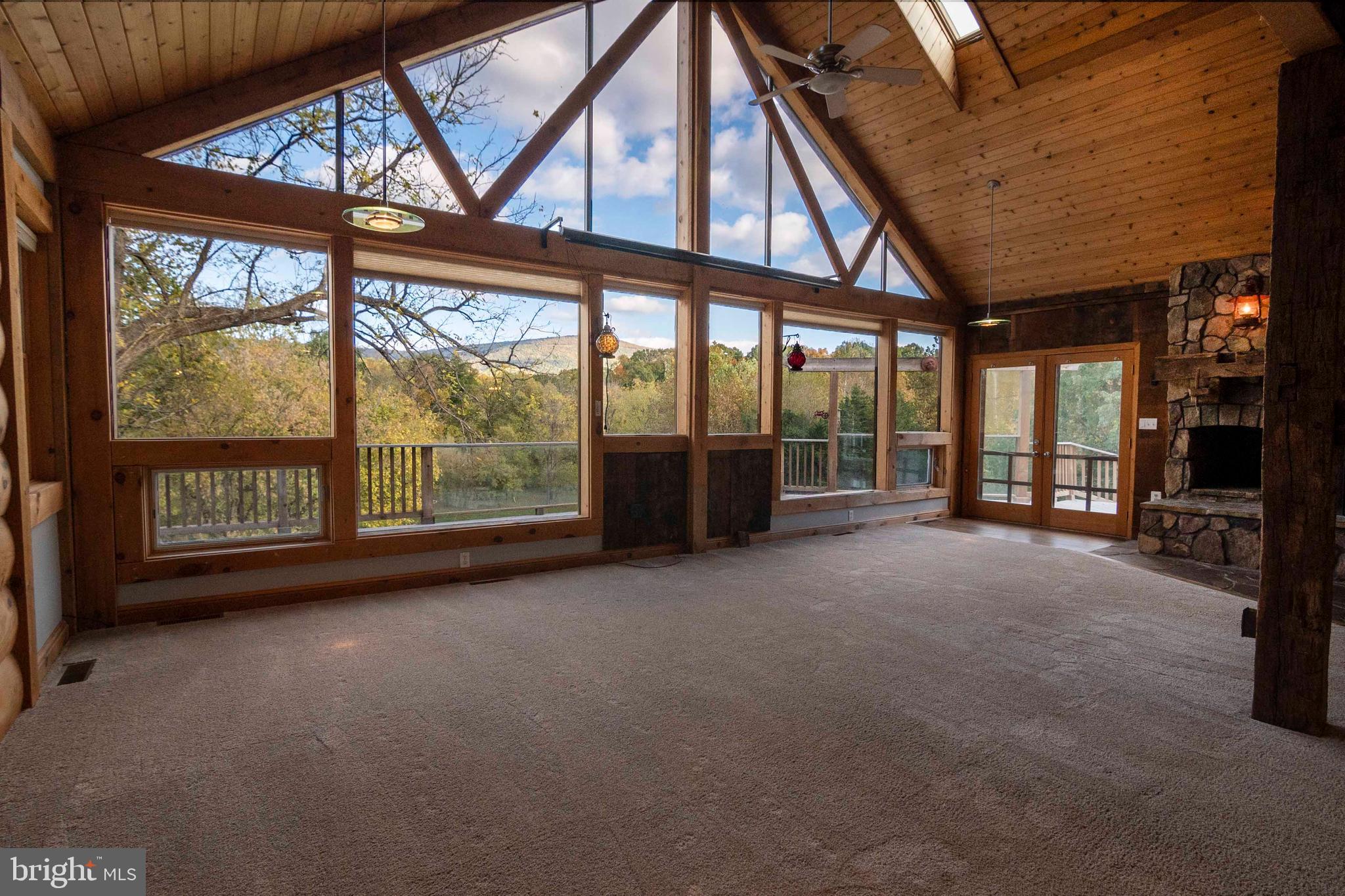 THUNDERBIRD FARM - Residential