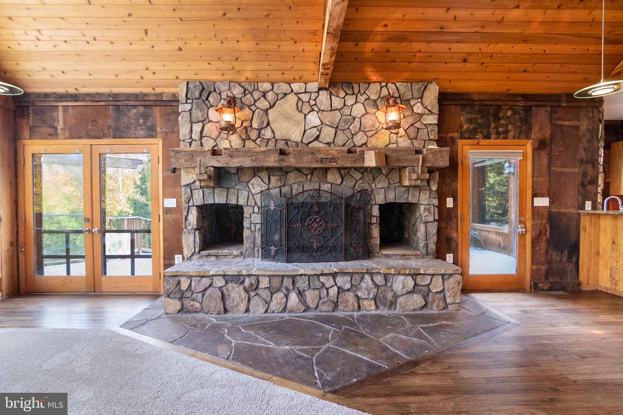 THUNDERBIRD FARM - Residential