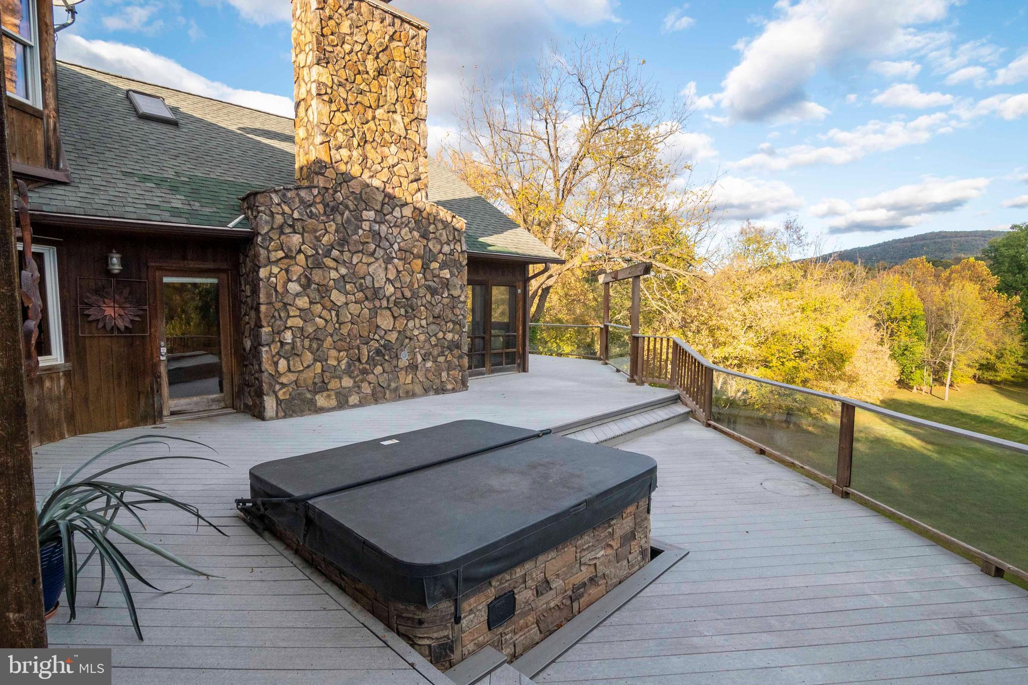 THUNDERBIRD FARM - Residential