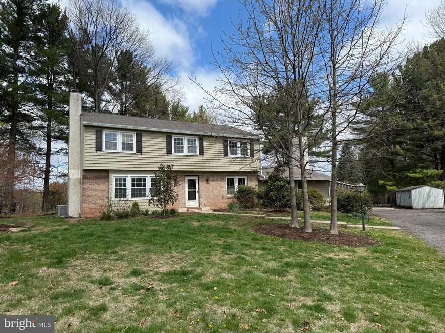 Freshly painted, new flooring downstairs, remodeled kitchen. Eat in Kitchen.
Has an enclosed sun porch.