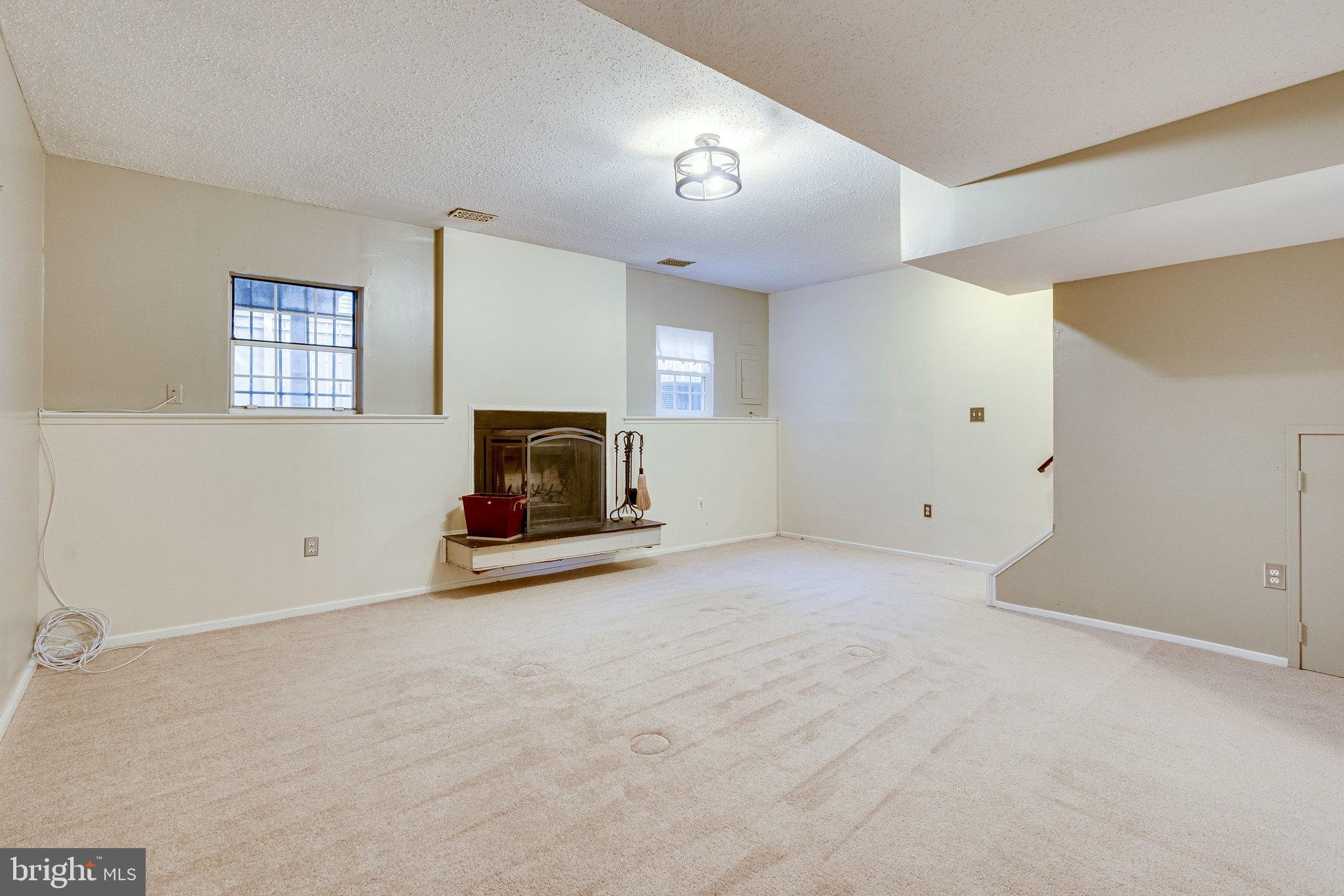 HUNTERS SQUARE - Residential Lease