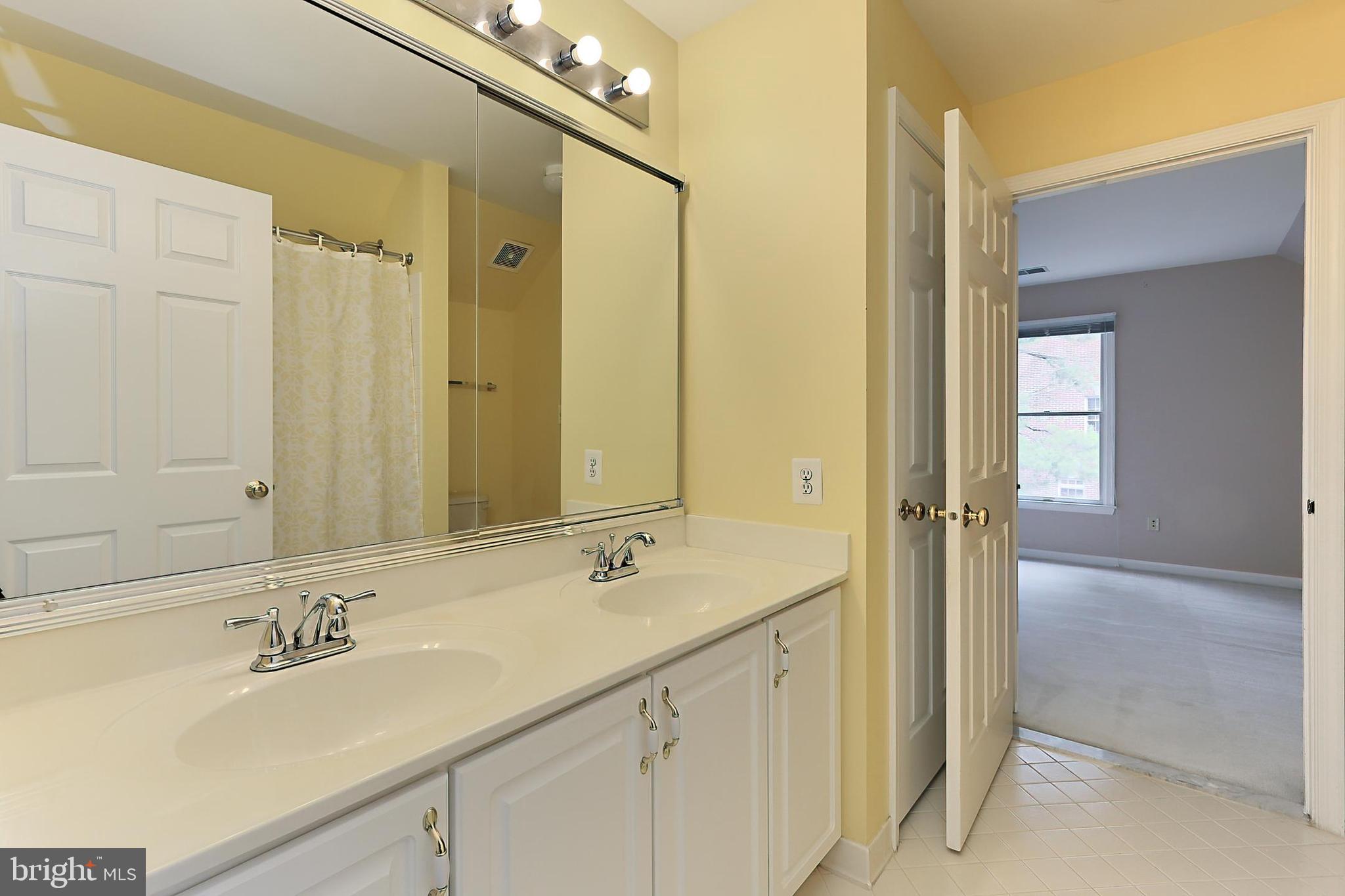 OAKTON WOODS - Residential