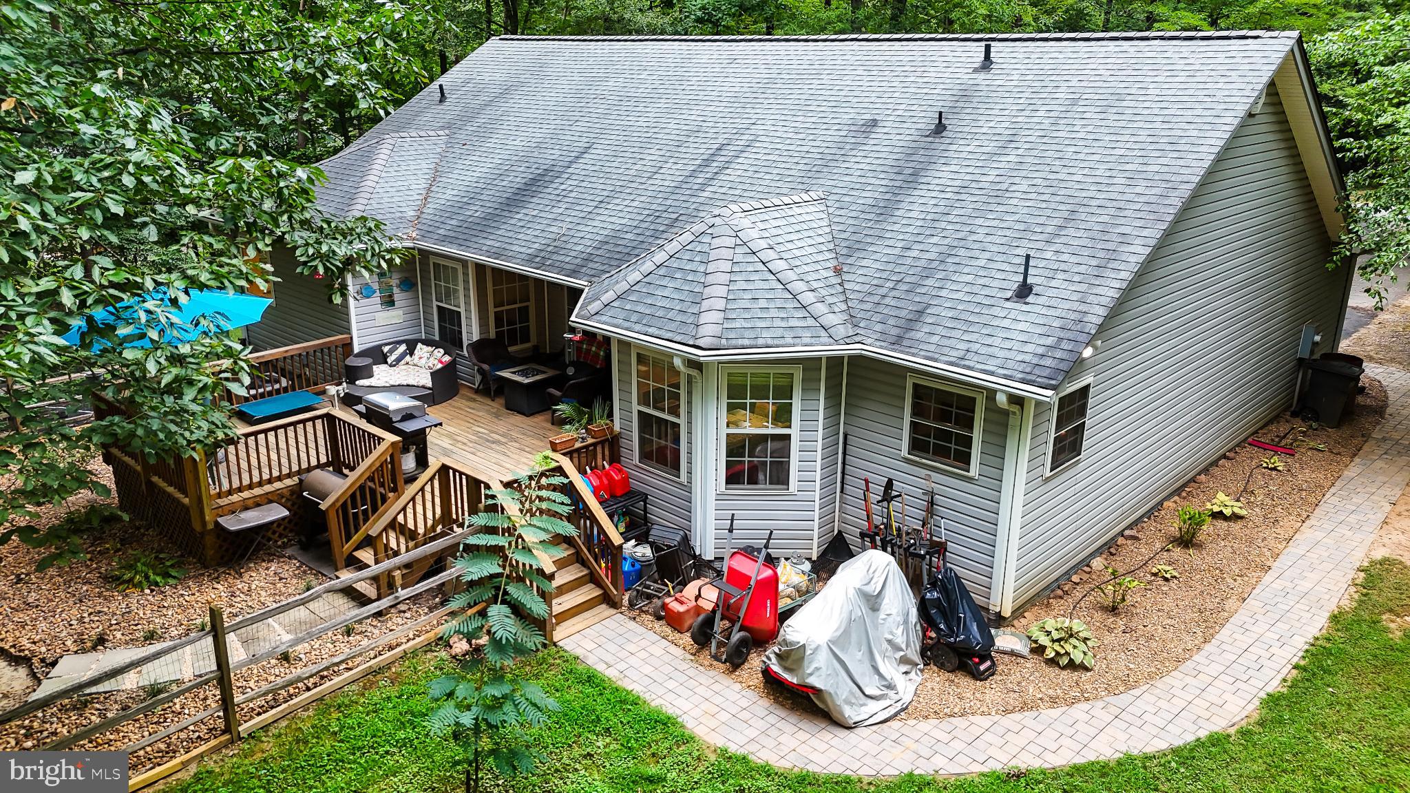 41 LAKESHORE LANE