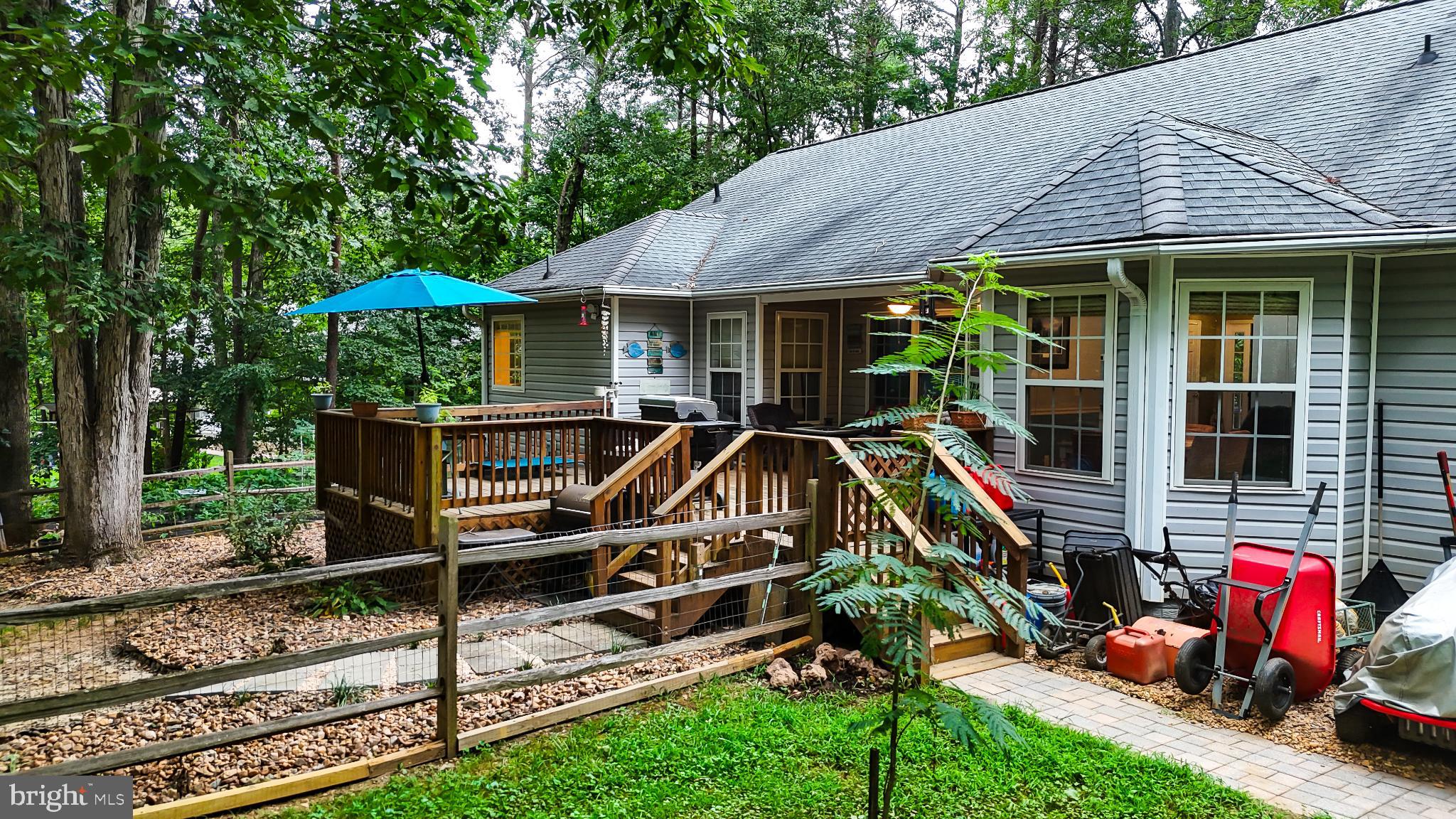 41 LAKESHORE LANE