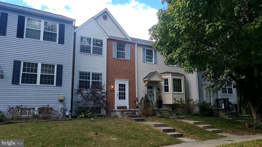 almost 2000 sq'        3 bedroom  3 1/2 bath  townhouse,  recently remodeled, new flooring  granite counter tops. new deck and fenced back yard that  backs to open space.