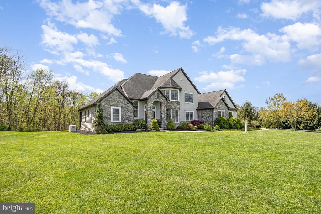 Photo of 115 Monument Drive, ELIZABETHTOWN, PA 17022 (MLS # PALA2083490)
