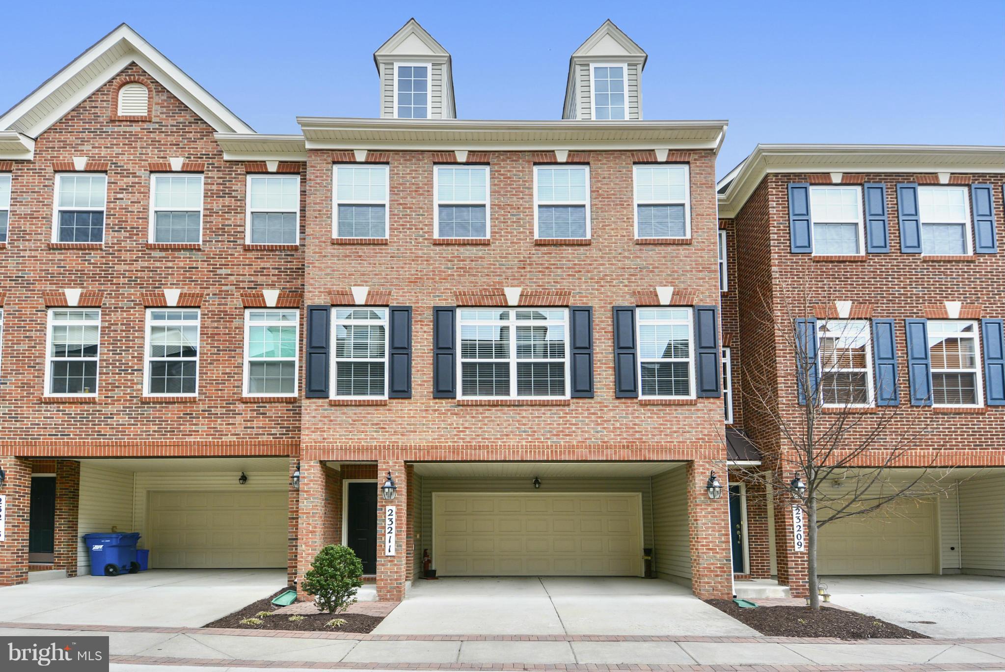 NEW PRICE FOR THIS FABULOUS PROPERTY!. Kitchen has all the upgrades: granite, stainless steel and 42' cabinets perfect for the gourmet cook. Gorgeous hardwood floors thru out. Master bed room suite includes a sitting area, large walk in closet, vaulted ceilings and luxury bath. Super location minutes to 270 and close to shopping! This is a must see property! View is greenspace!