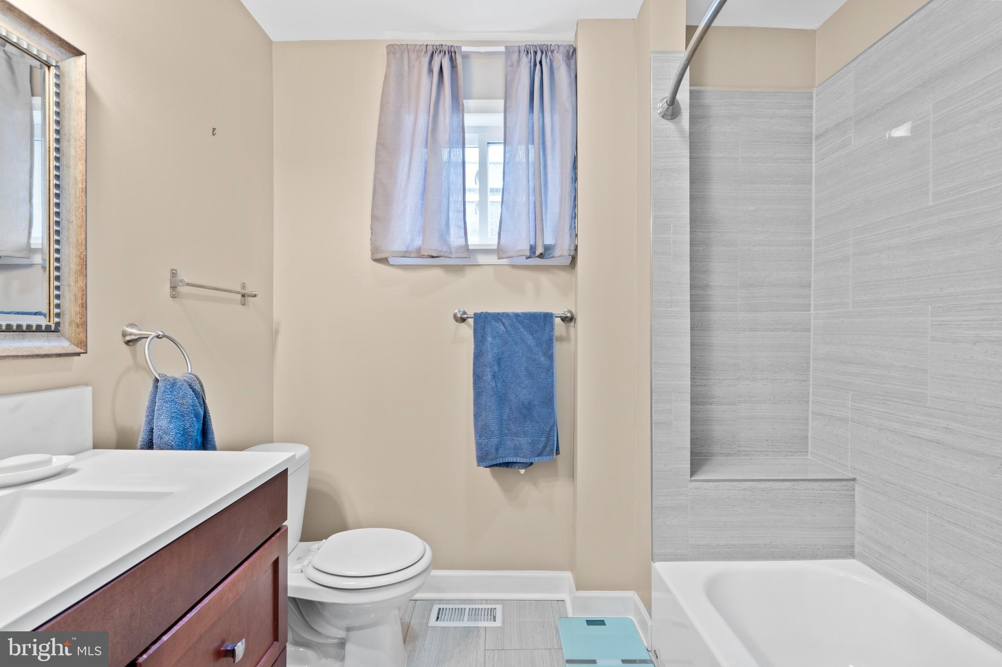 PORT RICHMOND - Residential Lease