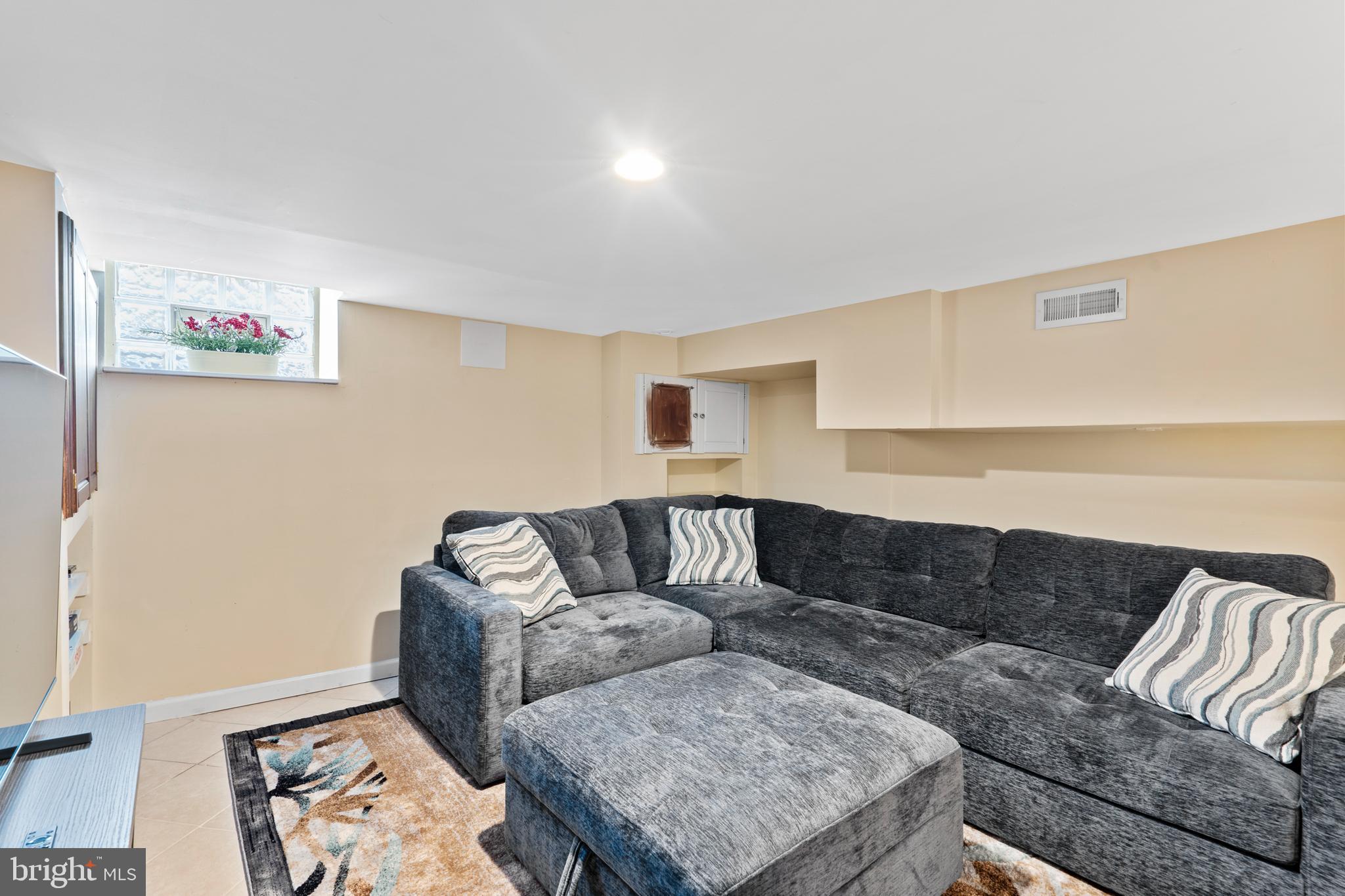 PORT RICHMOND - Residential Lease