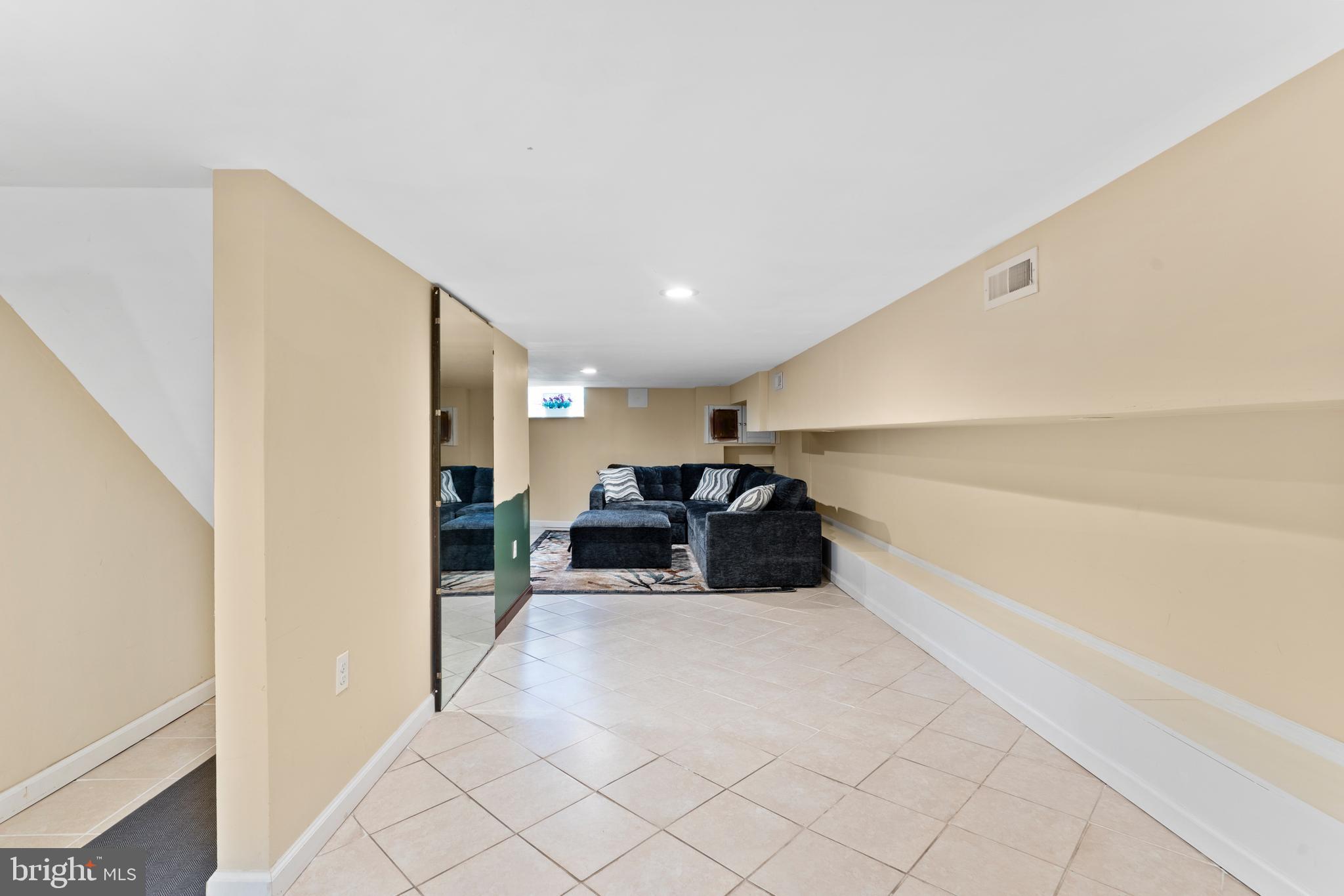 PORT RICHMOND - Residential Lease