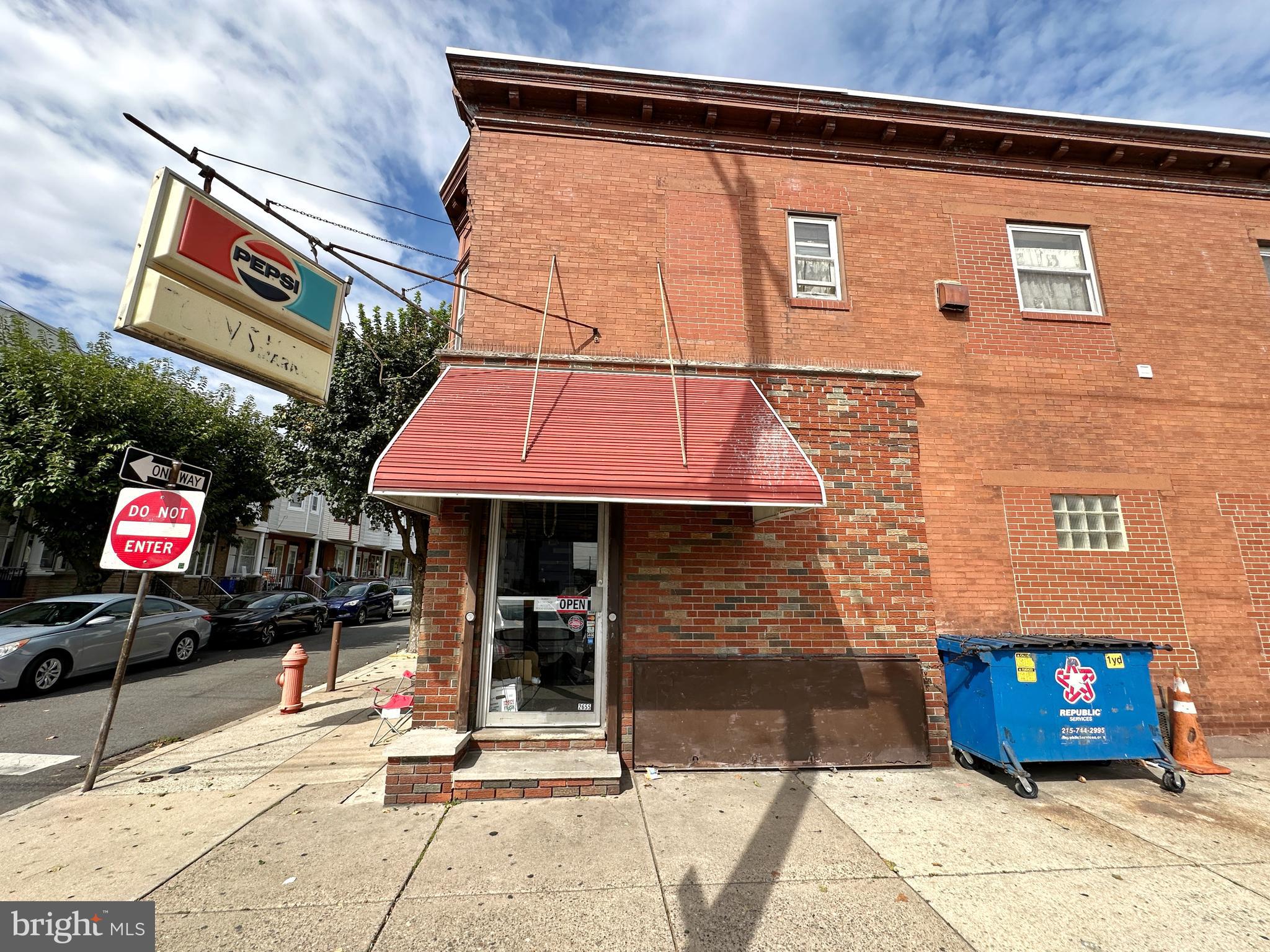 Main image without alt text