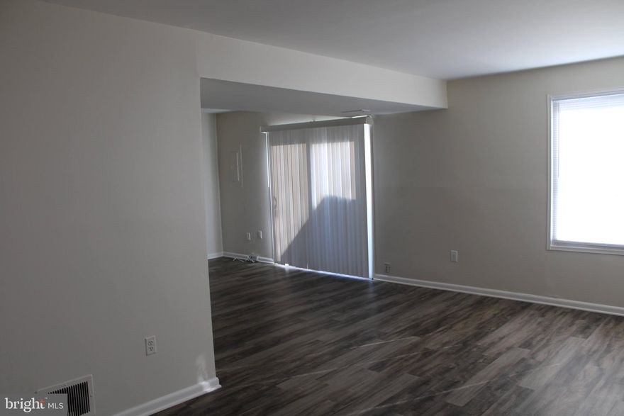 DONT'T MISS THIS BEAUTIFUL TOWNHOME NEWLY REMODELED IN THE CINNAMON RIDGE COMMUNITY IN UPPER MARLBORO, MD.  SPACIOUS UPDATED 3 BEDROOM, 1 AND 1/2 BATH UNIT READY FOR IMMEDIATE OCCUPANCY. KITCHEN FEATURES ALL NEW APPLIANCES. HOME FRESHLY PAINTED, NEW LAMINATE FLOORING ON 1ST AND 2ND LEVEL.TENANT HAS ACCESS TO THE COMMUNITY POOL. PUBLIC TRANSPORTATION CONVENIENTLY LOCATED BLOCKS AWAY. NEARBY MEDICAL FACILITIES (UNIVERSITY OF MD HOSPITAL, KAISER HMO, CHILDRENS HOSPITAL ANNEX) PGC COLLEGE, ELEMENTARY AND HIGH SCHOOLS AND WOODMORE TOWN CENTER NEARBY.