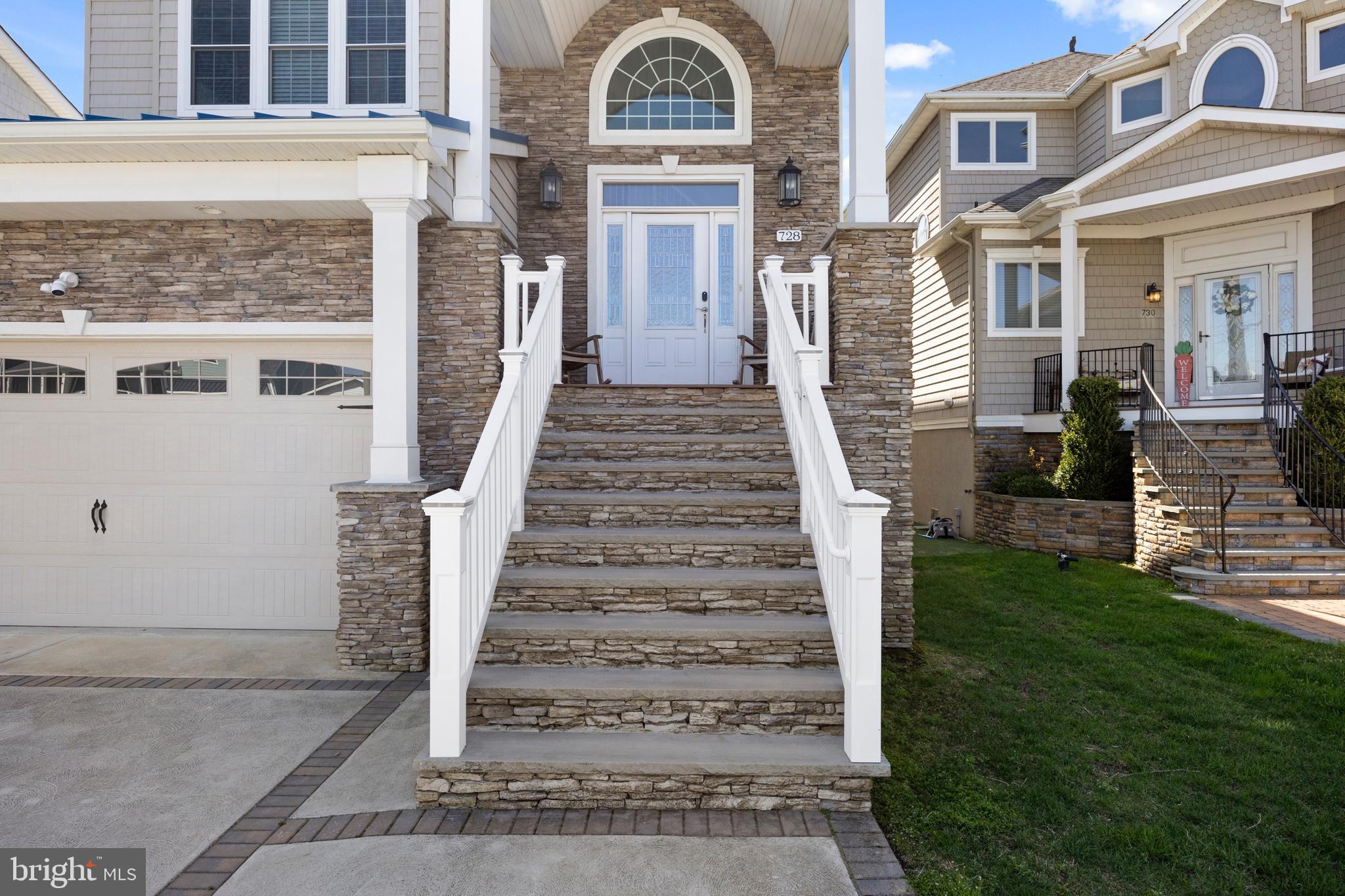 728 W SHORE DRIVE
