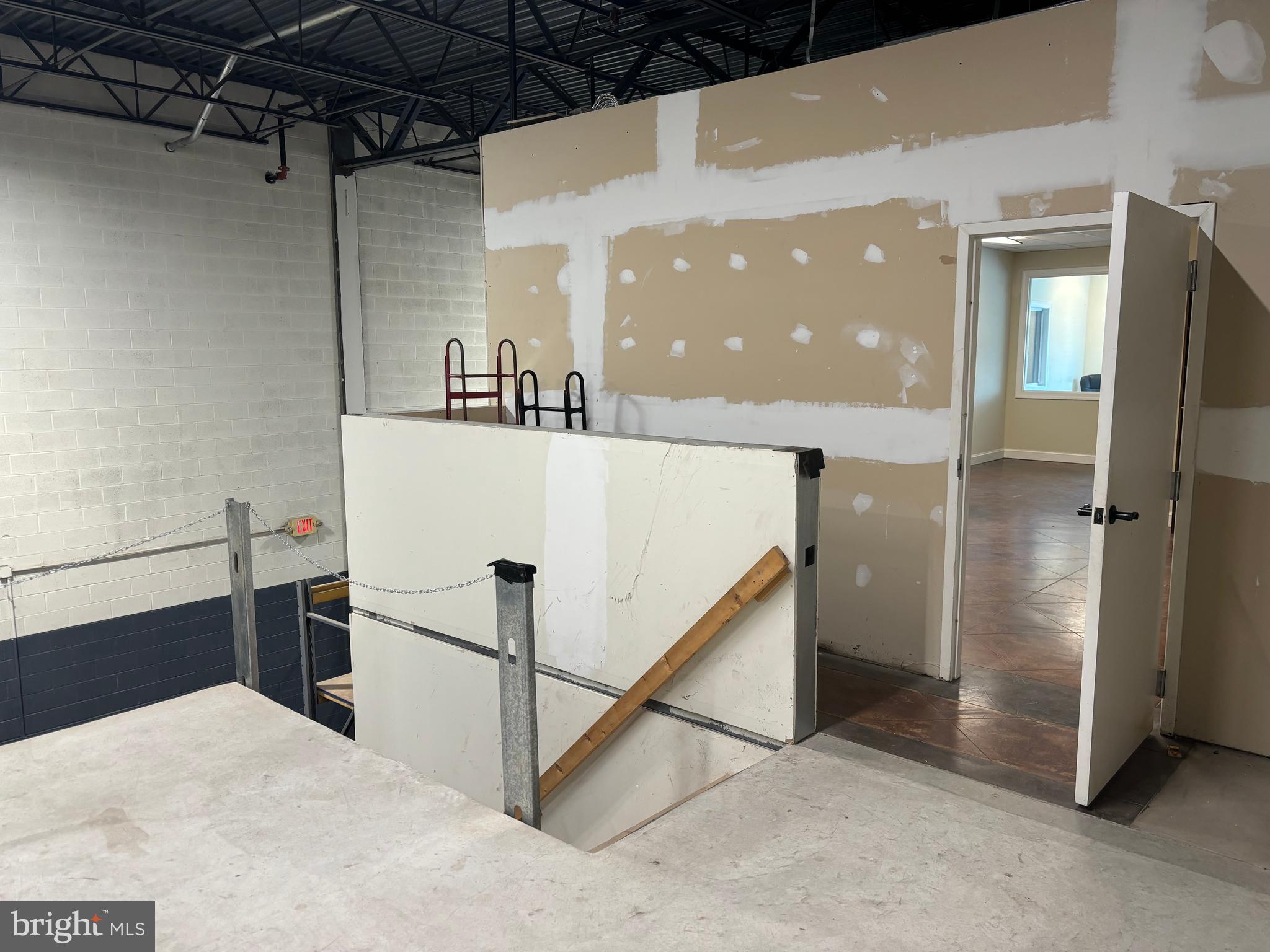 WELLINGFORD INDUSTRIAL PARK - Commercial Sale