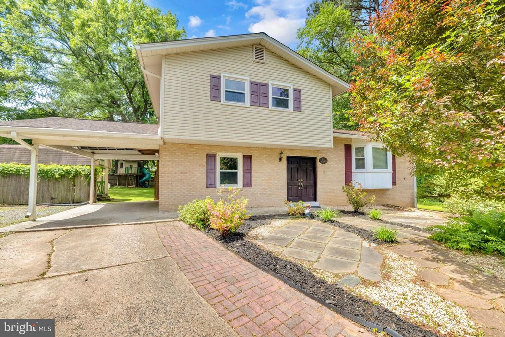 Photo of 1 Bethayres Court, DERWOOD, MD 20855 (MLS # MDMC2221004)