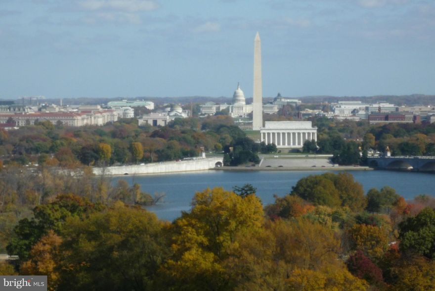 LOVELY SPLIT LEVEL ONE BR ON THE 5TH FLOOR WITH VIEW OF ALL THE MONUMENTS, CITY SKYLINE & RIVER. 13 FT. CEILING IN THE LIVING ROOM & A WALL OF GLASS OPENS TO THE 21 FT. PRIVATE BALCONY. DINING ROOM ON UPPER LEVEL OVERLOOKS THE LIVING ROOM.  4 BLKS TO ROSSLYN METRO.  PROSPECT HOUSE, A LUXURY CONDO W/24 HR. DESK, SECURITY, BEAUTIFUL HEATED POOL, EXERCISE RM & CONVENIENCE STORE/DRY CLEANERS. GARAGE PKG.INCL