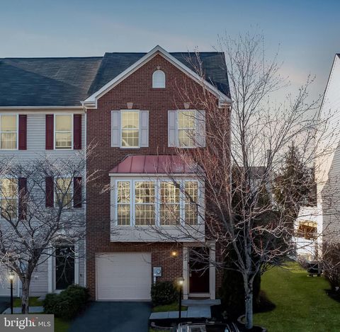 Townhouse For Sale - 113 Pittman Ct<br/> STEPHENS CITY, VA 22655