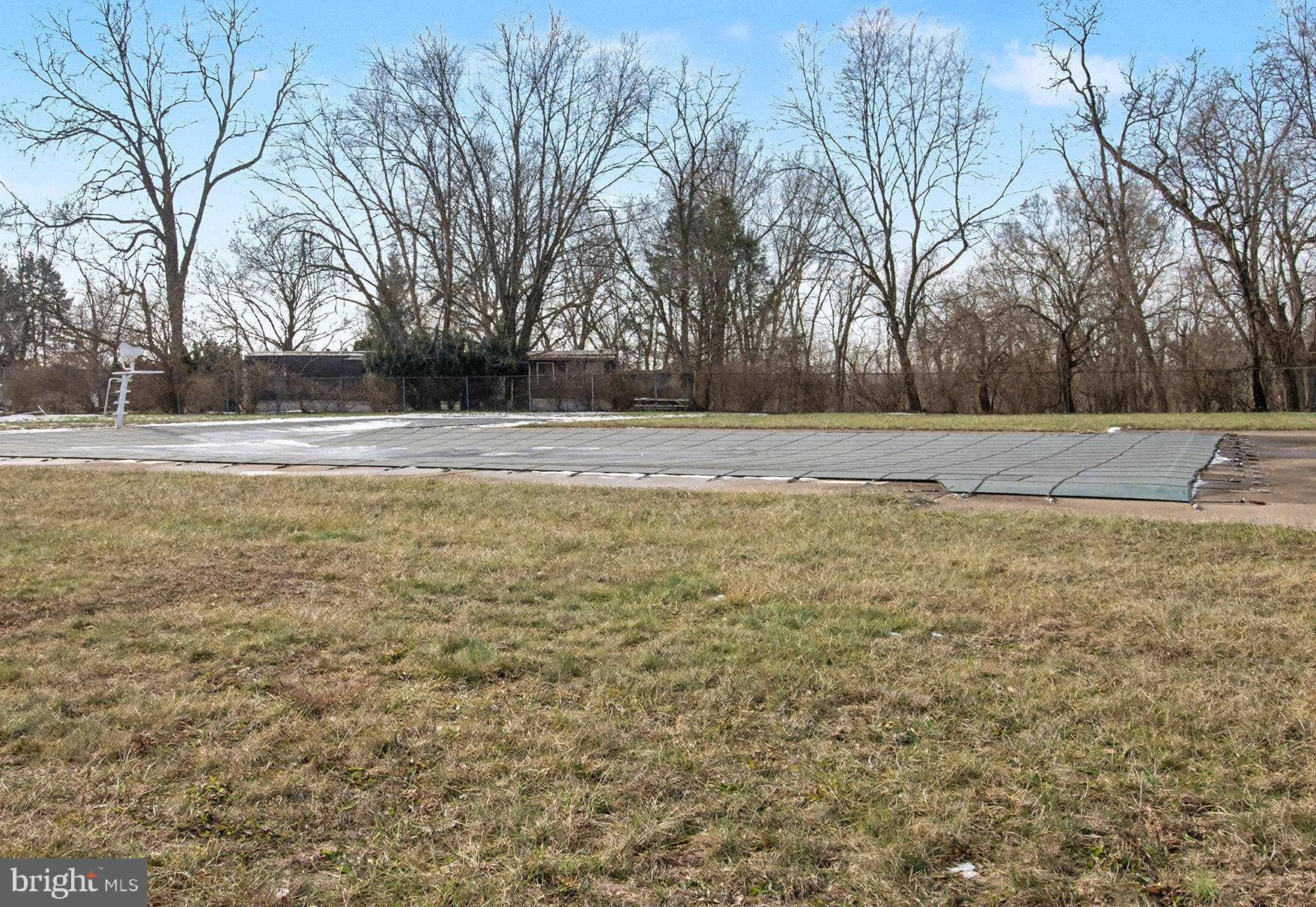 COUNTRY MANOR WEST - Residential