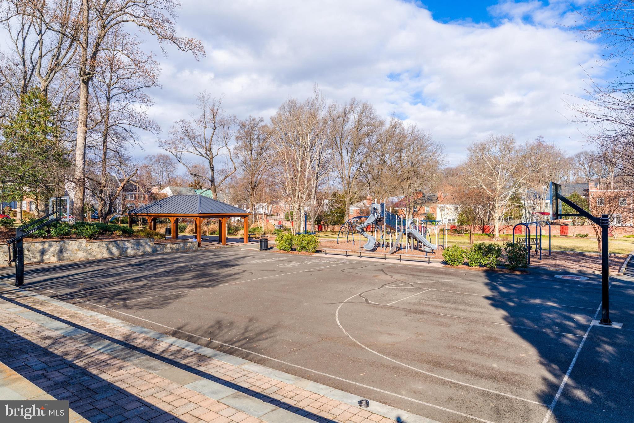 KINGS MANOR TOWNE HOUSES - Residential