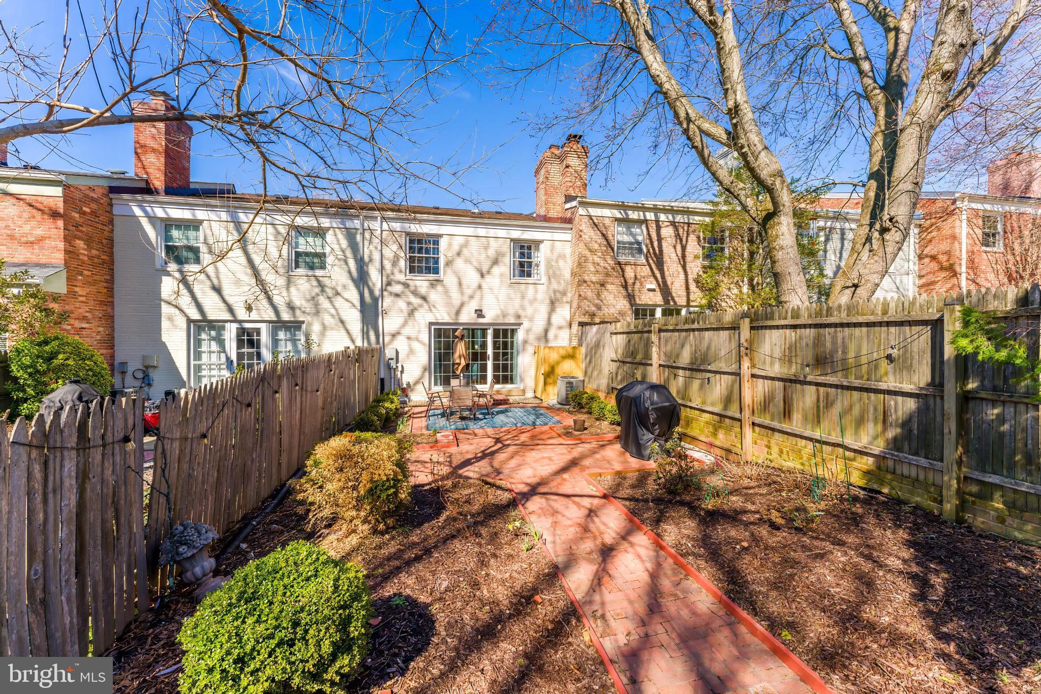 KINGS MANOR TOWNE HOUSES - Residential