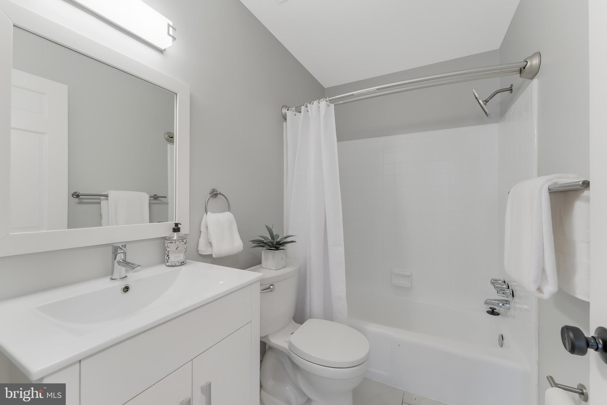 KINGS MANOR TOWNE HOUSES - Residential