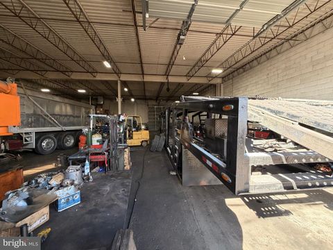 1606 MANNING BOULEVARD LEVITTOWN PA 19057