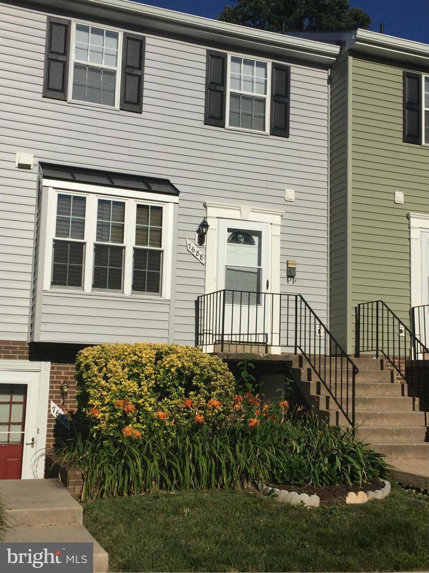 BEAUTIFUL UNIT 2BR, 1.5 BA ARBORY TOWNHOME FULLY REMODELED,COUNTRY KITCHEN W/CERAMIC TILE FLOORING, NEW CABINETRY & GRANIT TOPS, STAINLESS STEEL APPLIANCES. NEW W/W CARPET ON UPPER LEVEL & HARDWOOD FLOORING IN LIVING RM WITH FIREPLACE. NEW WASHER/DRY, NEW WATER HEAT ER. PLEASE!! NOT FHA APPROVED,BUt Will go convention . PLEASE CONTACT LISTING AGENT FOR ANY QUESTIONS AND SHOWING INFORMATION.