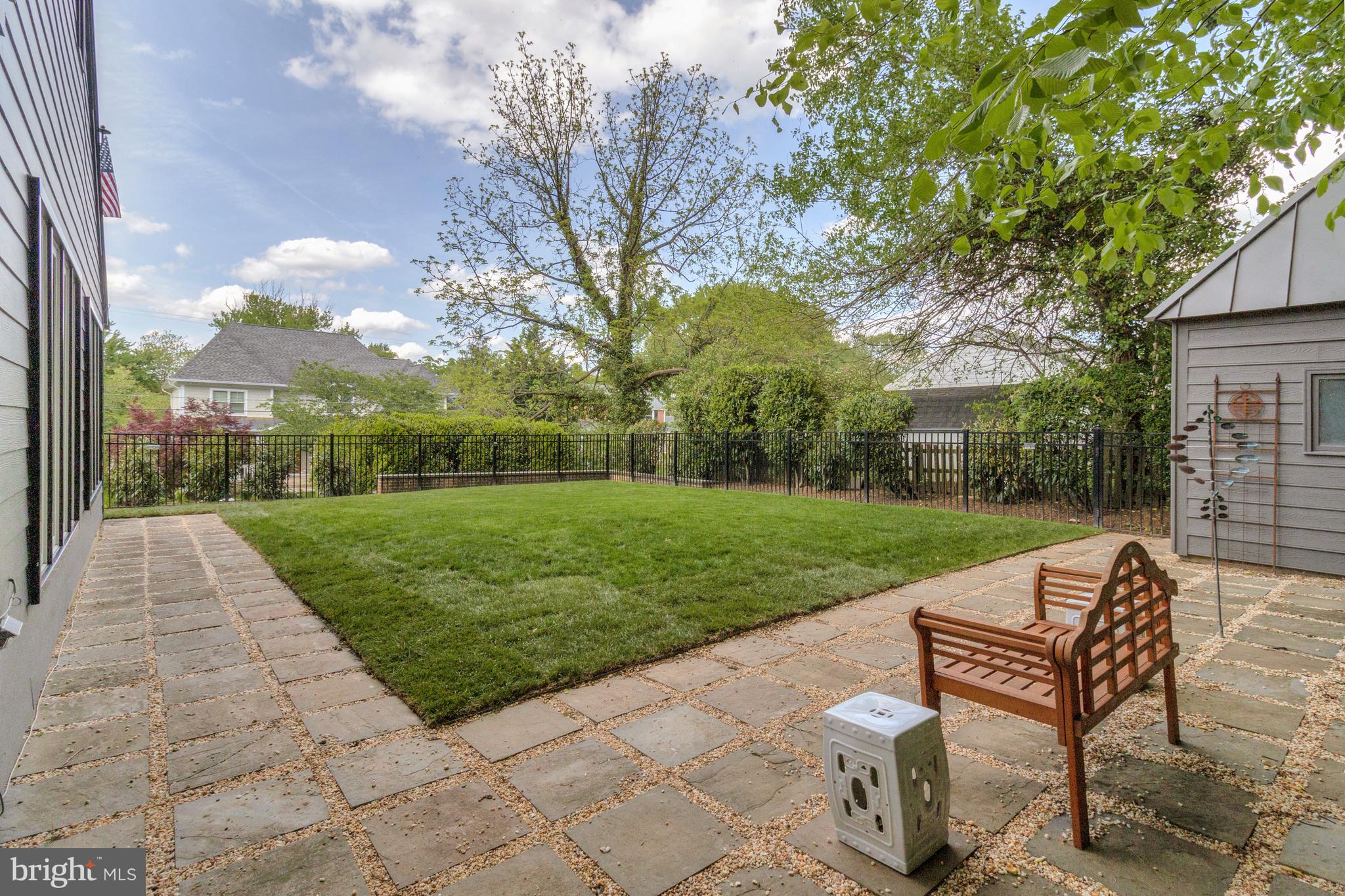 COUNTRY CLUB MANOR - Residential