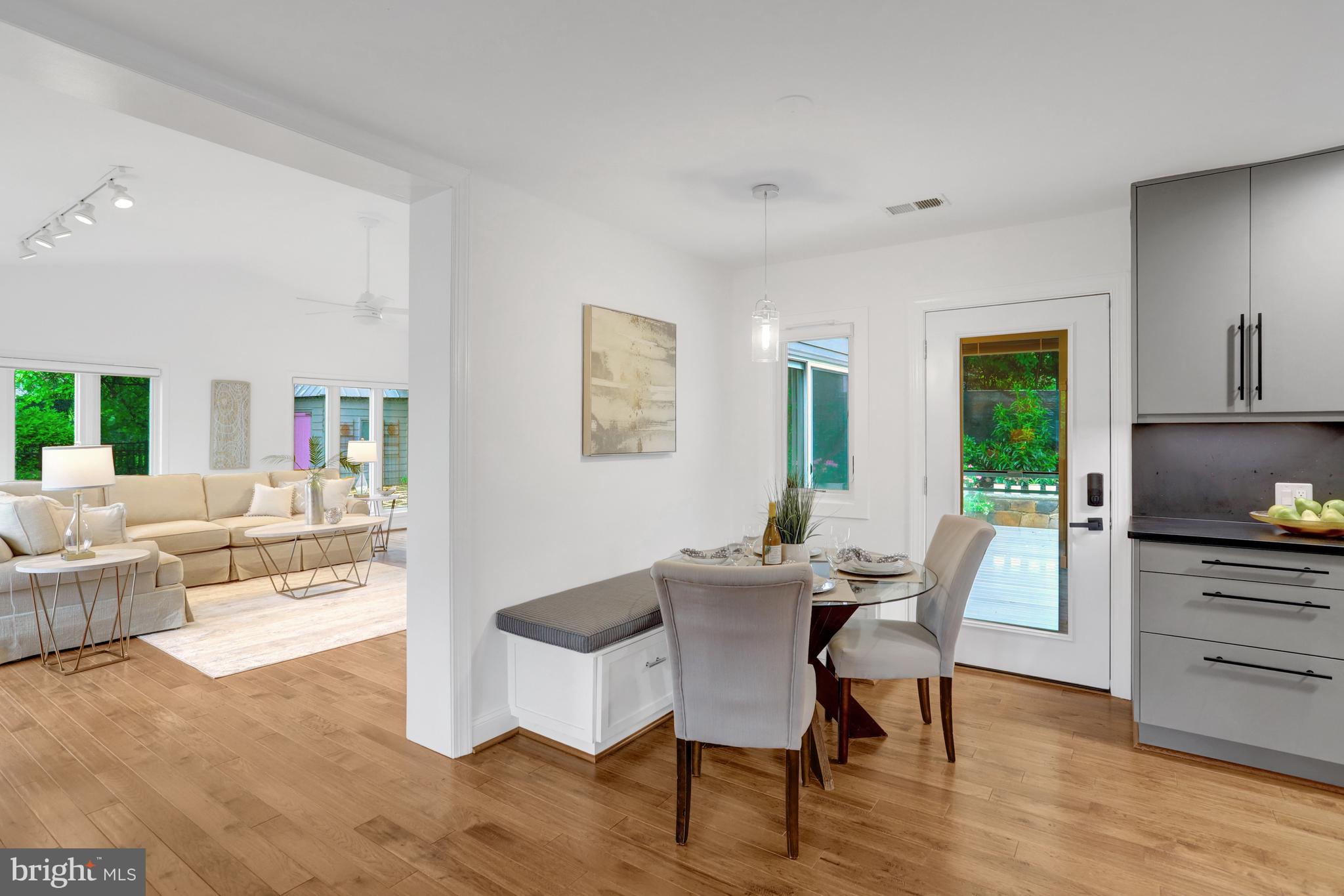 COUNTRY CLUB MANOR - Residential