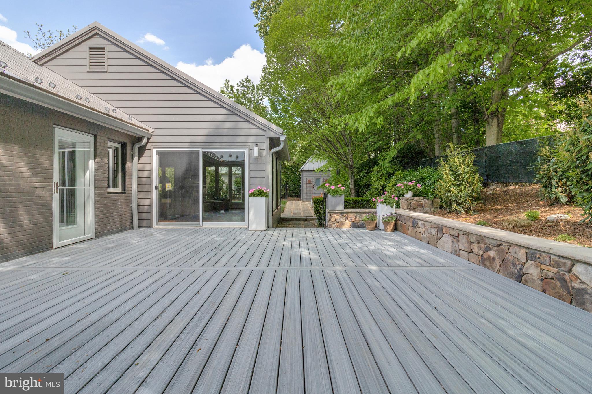 COUNTRY CLUB MANOR - Residential